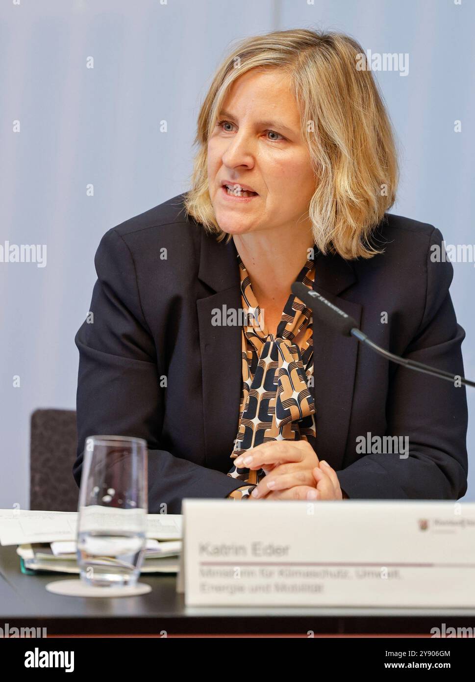 Landesregierung Rheinland-Pfalz stellt auf einer Pressekonferenz das Investitionssprogramm für Kommunen regional.zukunft.nachhaltig vor Klimaschutzministerin Katrin Eder 07.10.24 *** le gouvernement de Rhénanie-Palatinat présente le programme d'investissement pour les collectivités locales lors d'une conférence de presse le ministre de la protection du climat Katrin Eder 07 10 24 Banque D'Images