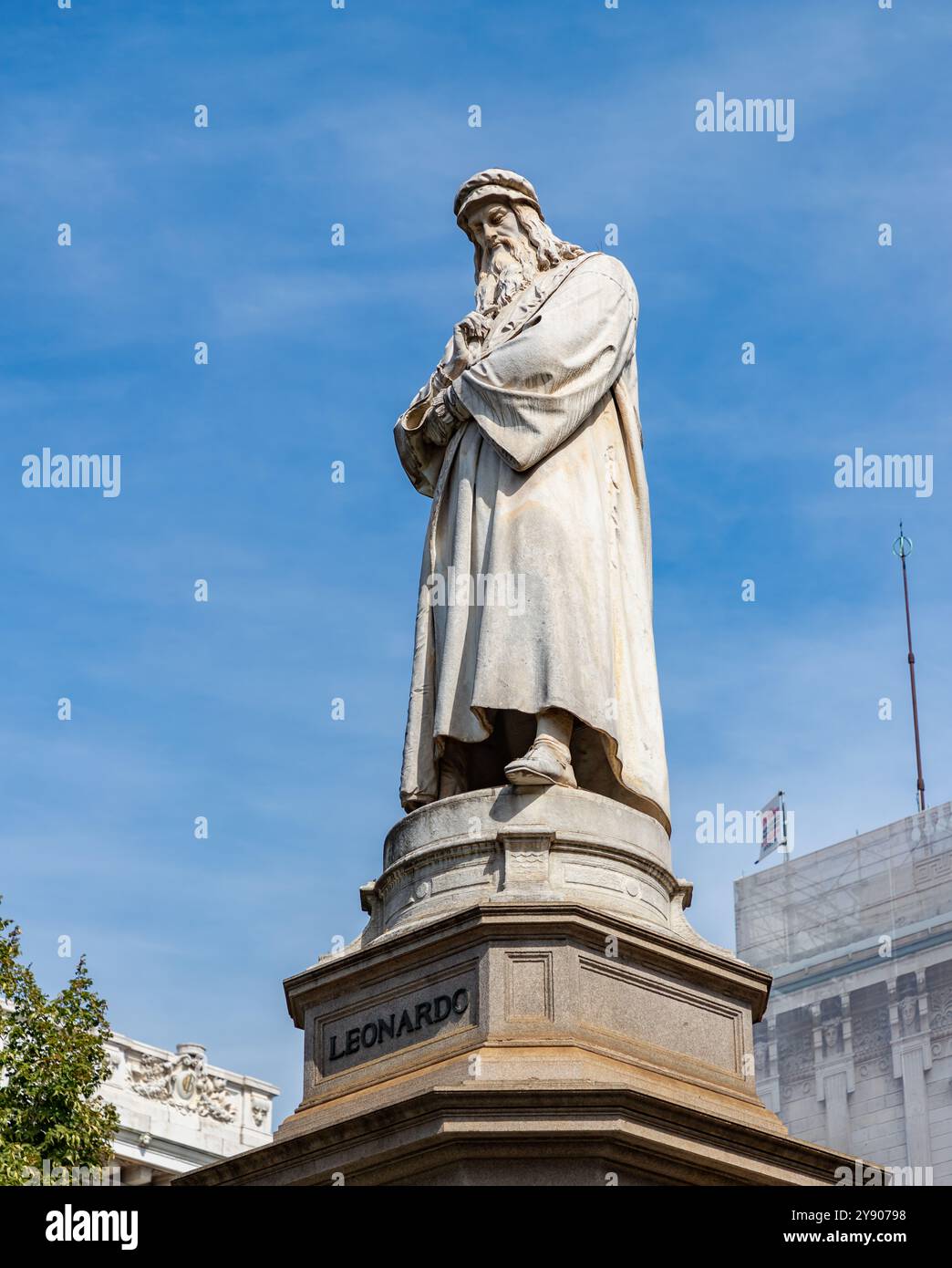 Une photo de la statue de Léonard de Vinci sur la Piazza della Scala à Milan. Banque D'Images