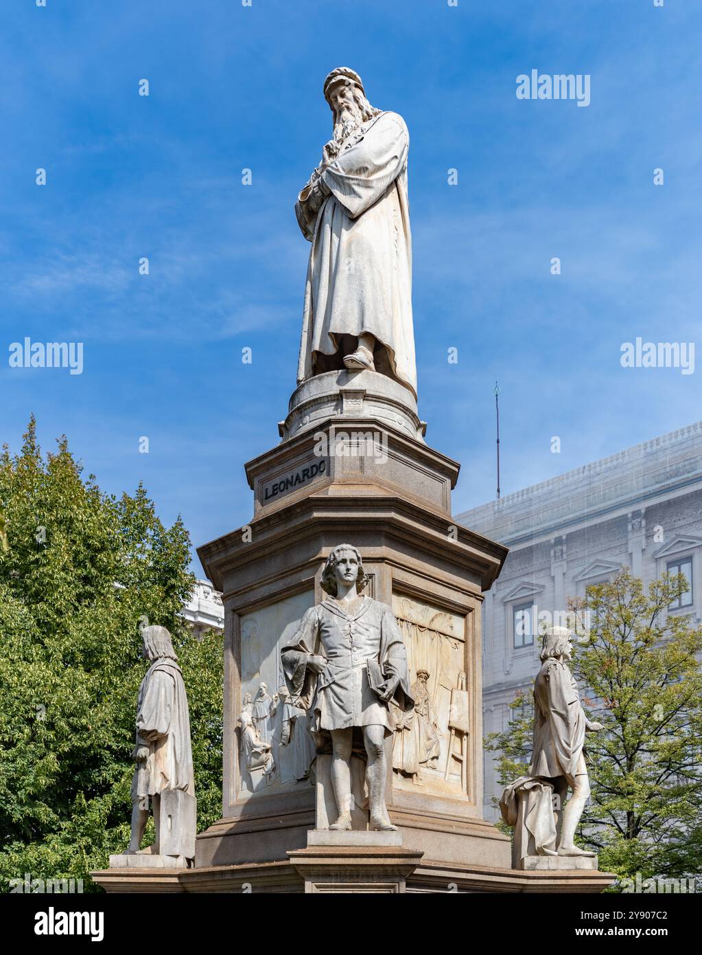 Une photo de la statue de Léonard de Vinci sur la Piazza della Scala à Milan. Banque D'Images