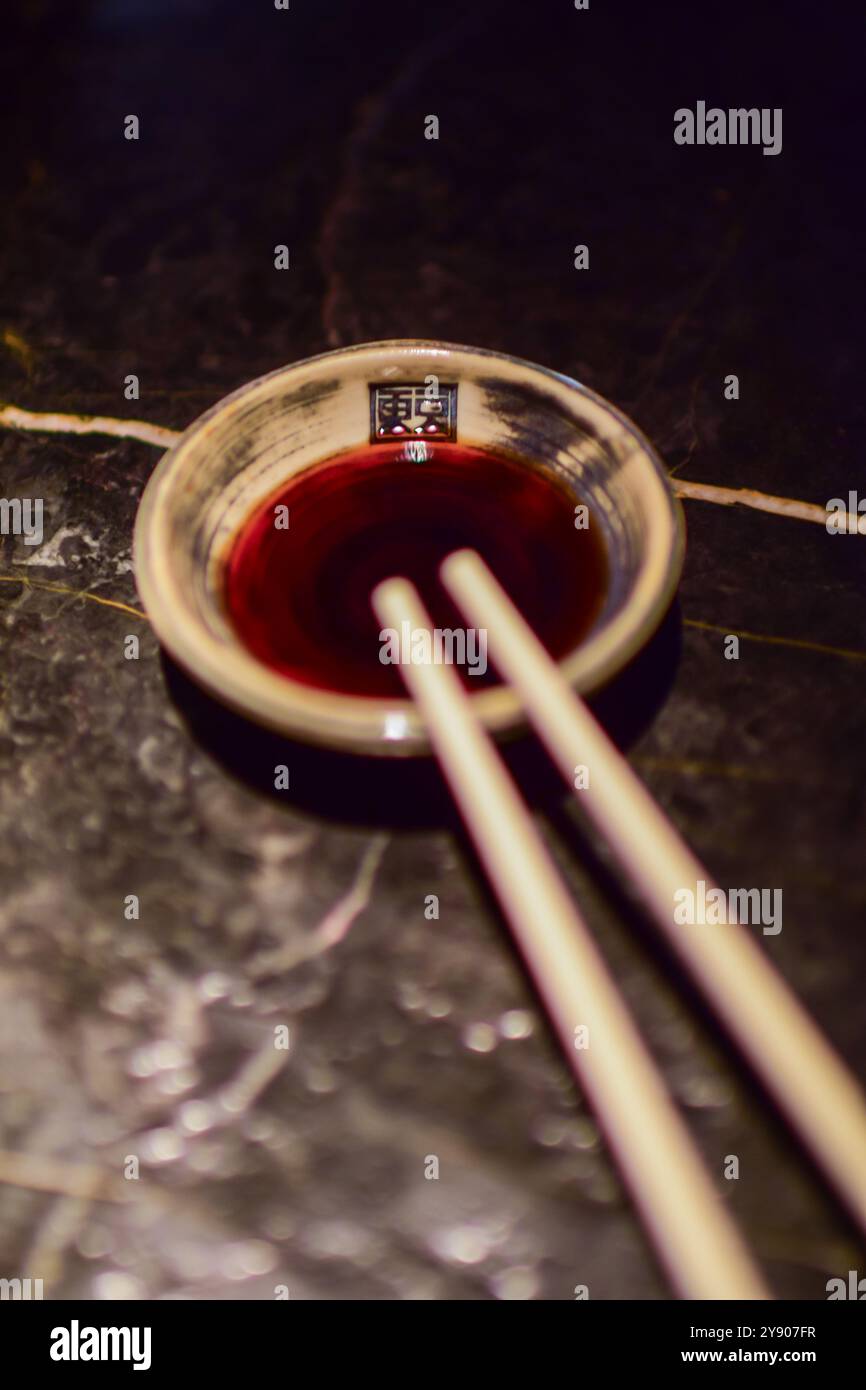 Sauce soja dans un restaurant japonais Banque D'Images