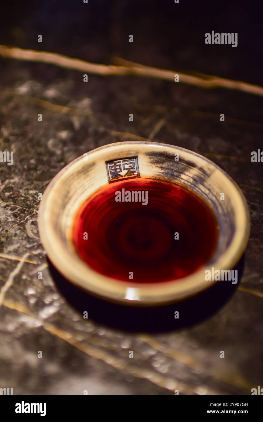 Sauce soja dans un restaurant japonais Banque D'Images