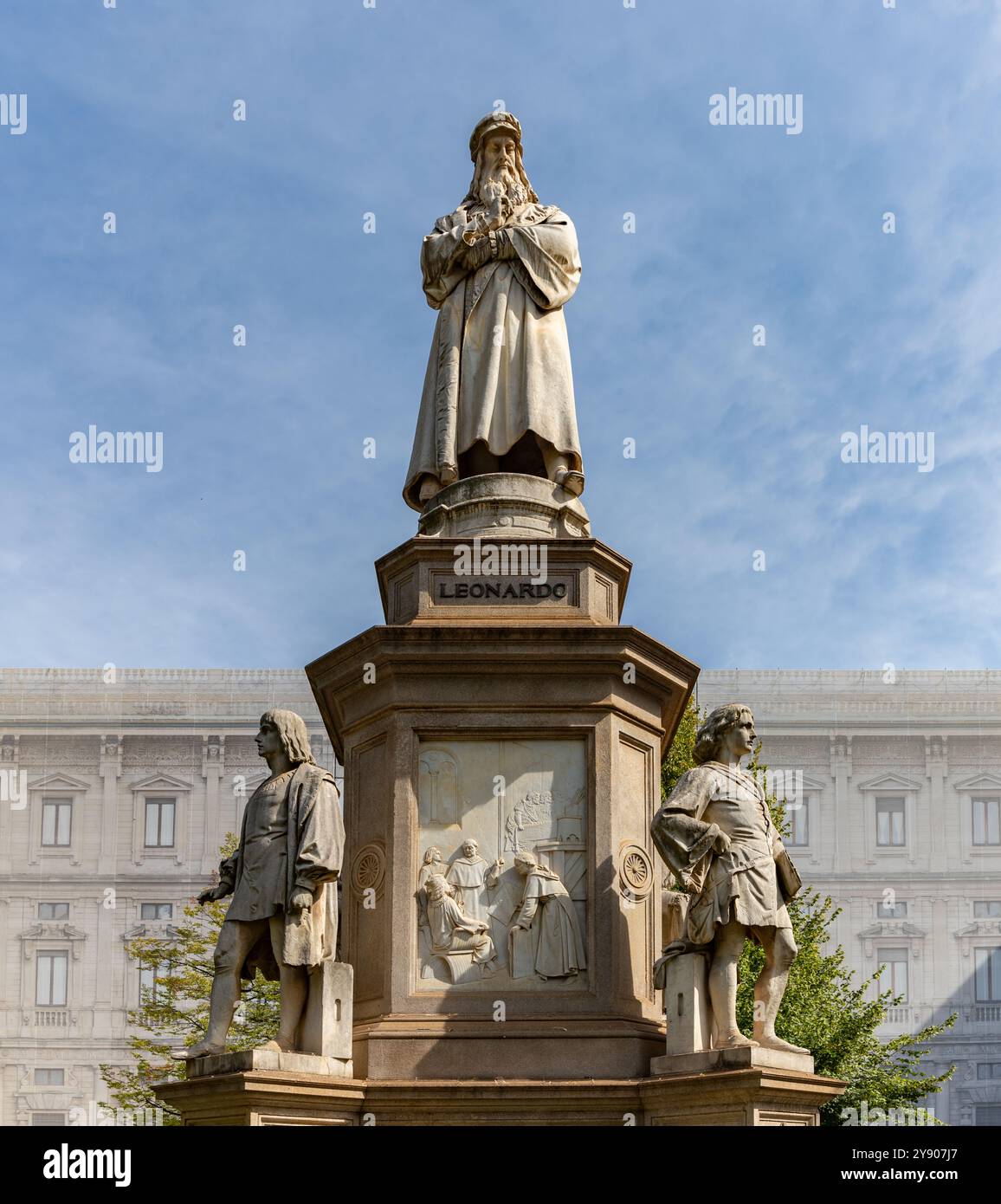 Une photo de la statue de Léonard de Vinci sur la Piazza della Scala à Milan. Banque D'Images
