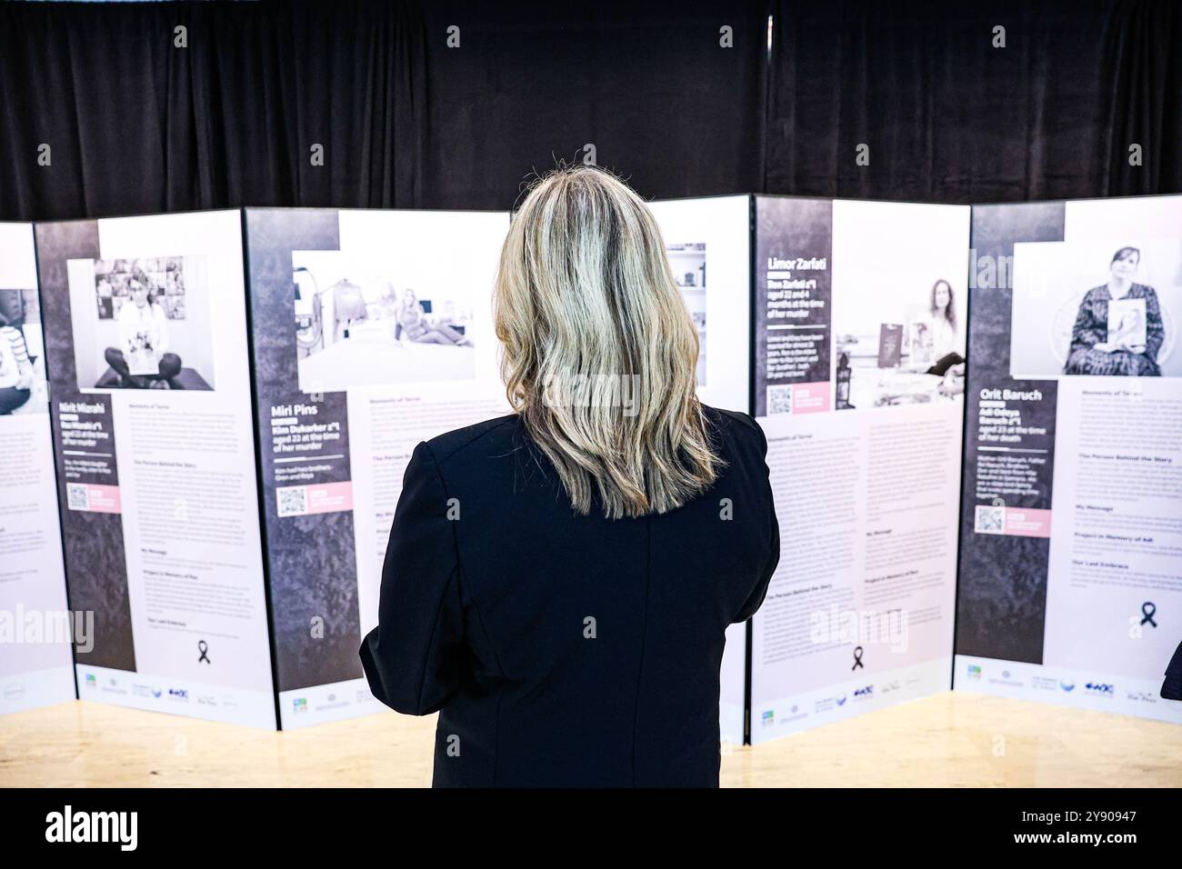 New York, New York, États-Unis. 7 octobre 2024. Une femme regarde l'exposition pendant ; exposition 'final Embrace' qui a ouvert au siège des Nations Unies. Il s’agit d’une exposition documentant les mères endeuillées qui ont perdu leurs enfants dans le massacre du 7 octobre et la guerre de Gaza. Crédit : ZUMA Press, Inc/Alamy Live News Banque D'Images