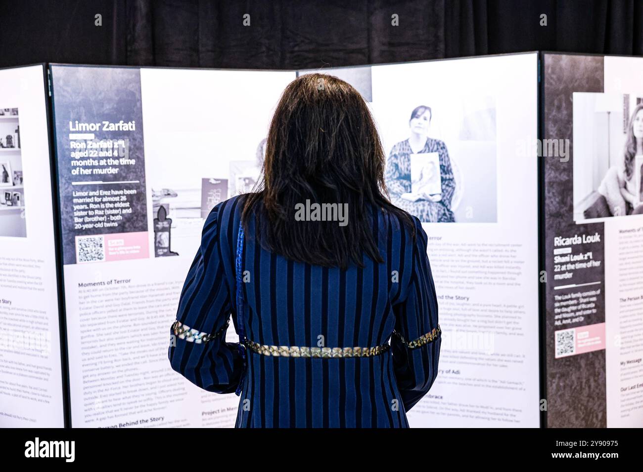 New York, New York, États-Unis. 7 octobre 2024. Une femme regarde l'exposition pendant ; exposition 'final Embrace' qui a ouvert au siège des Nations Unies. Il s’agit d’une exposition documentant les mères endeuillées qui ont perdu leurs enfants dans le massacre du 7 octobre et la guerre de Gaza. Crédit : ZUMA Press, Inc/Alamy Live News Banque D'Images