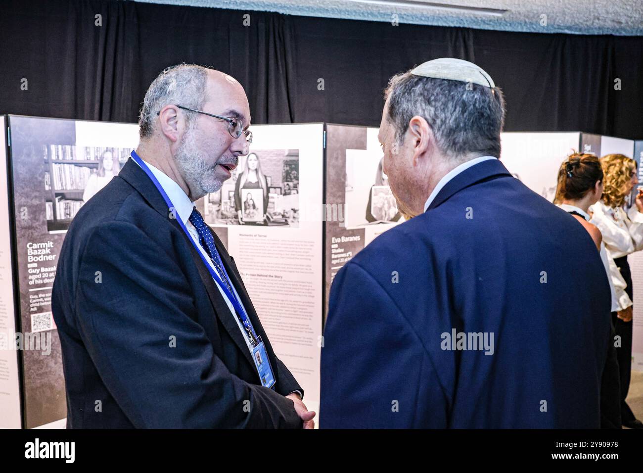 New York, New York, États-Unis. 7 octobre 2024. Deux hommes parlent ensemble pendant ; exposition 'final Embrace' qui a ouvert au Siège des Nations Unies. Il s’agit d’une exposition documentant les mères endeuillées qui ont perdu leurs enfants dans le massacre du 7 octobre et la guerre de Gaza. Crédit : ZUMA Press, Inc/Alamy Live News Banque D'Images