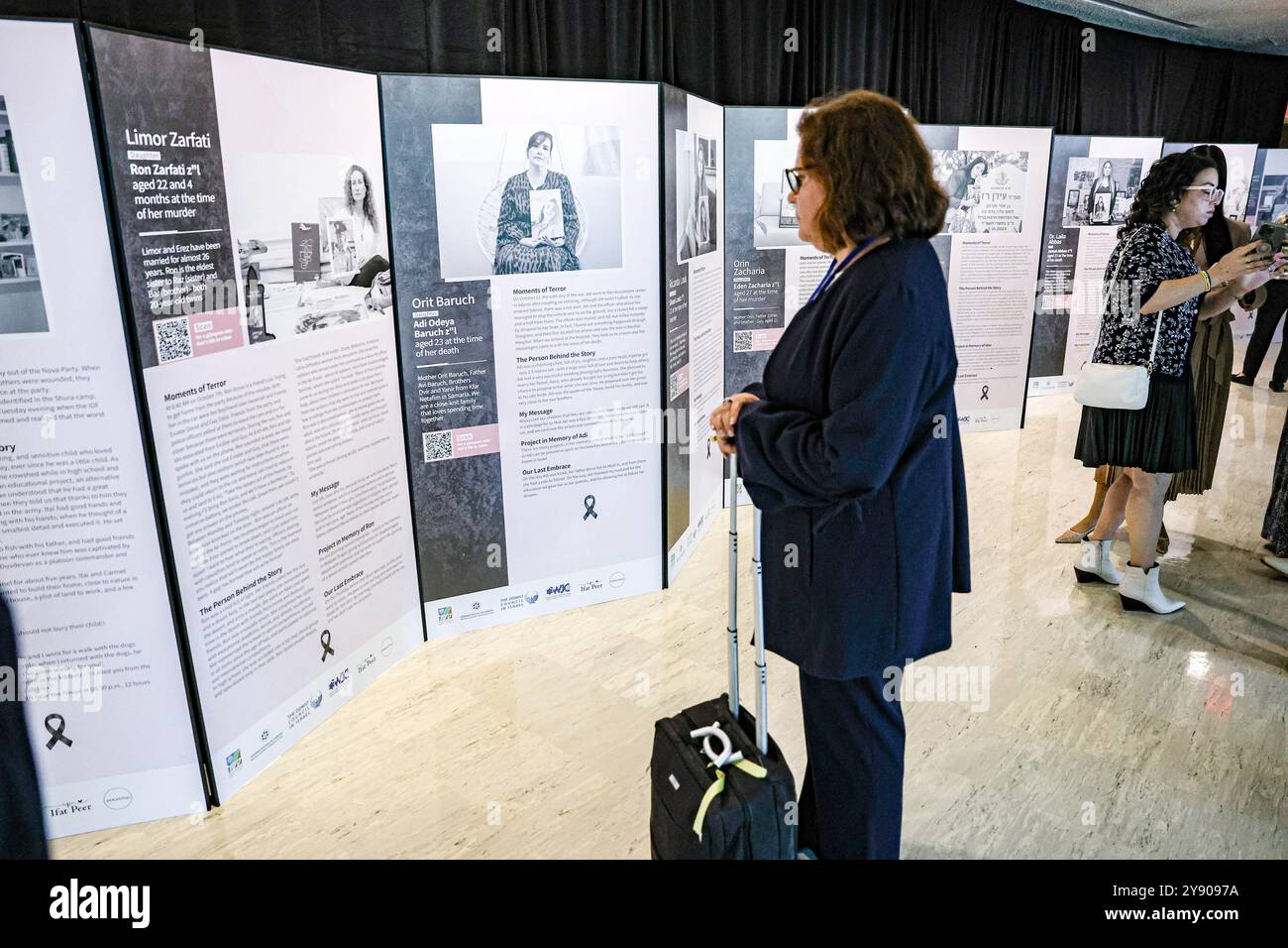 New York, New York, États-Unis. 7 octobre 2024. Une femme regarde l'exposition pendant ; exposition 'final Embrace' qui a ouvert au siège des Nations Unies. Il s’agit d’une exposition documentant les mères endeuillées qui ont perdu leurs enfants dans le massacre du 7 octobre et la guerre de Gaza. Crédit : ZUMA Press, Inc/Alamy Live News Banque D'Images