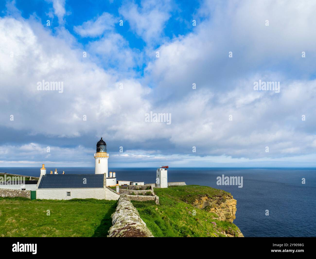 Le phare et la corne de brume à Dunnet Head, le point le plus septentrional de la Grande-Bretagne continentale. Banque D'Images