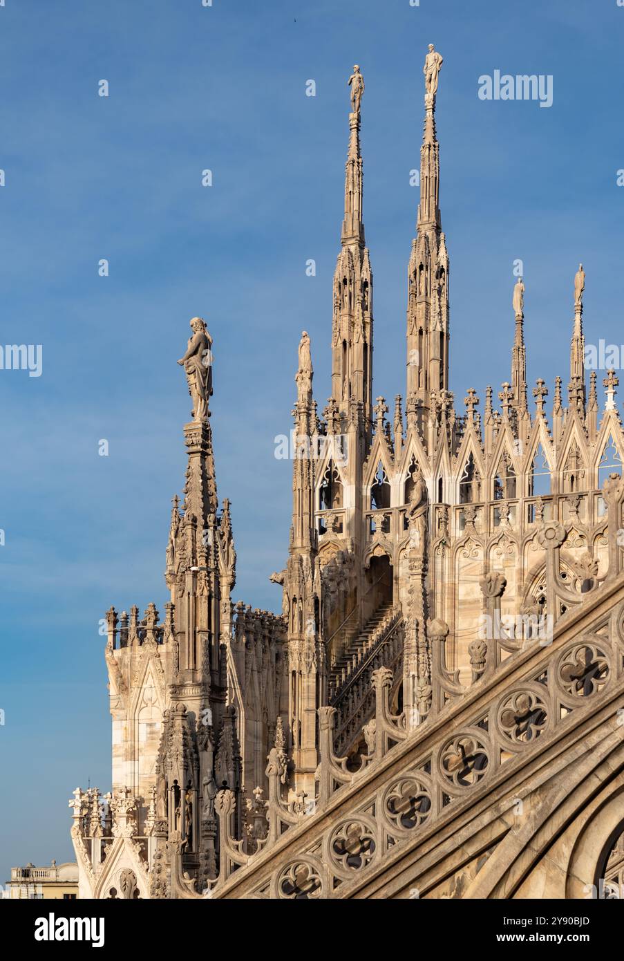 Une photo du Duomo di Milano ou de la cathédrale de Milan clochers et statues. Banque D'Images