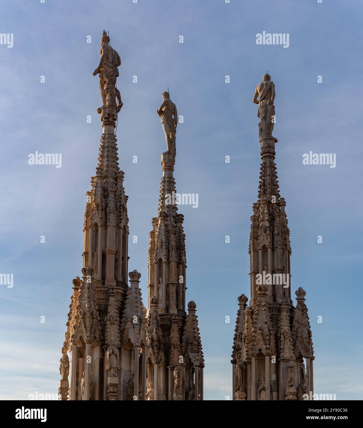 Une photo du Duomo di Milano ou de la cathédrale de Milan clochers et statues. Banque D'Images