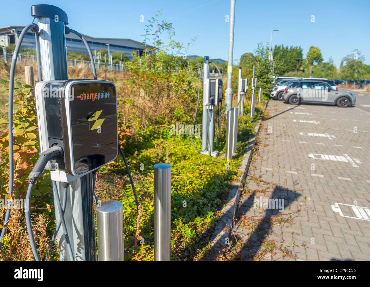 Worcester, Angleterre, Royaume-Uni-septembre 17 2024 : un point de charge EV, debout à l'extérieur, prêt à l'emploi, à un emplacement de charge de véhicule électrique public, dans un chemin de fer Banque D'Images