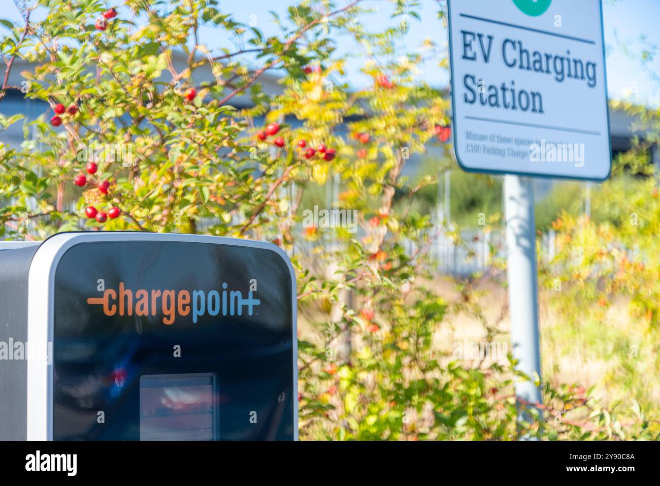 Worcester, Angleterre, Royaume-Uni-septembre 17 2024 : un point de charge EV, debout à l'extérieur, prêt à l'emploi, à un emplacement de charge de véhicule électrique public, dans un chemin de fer Banque D'Images