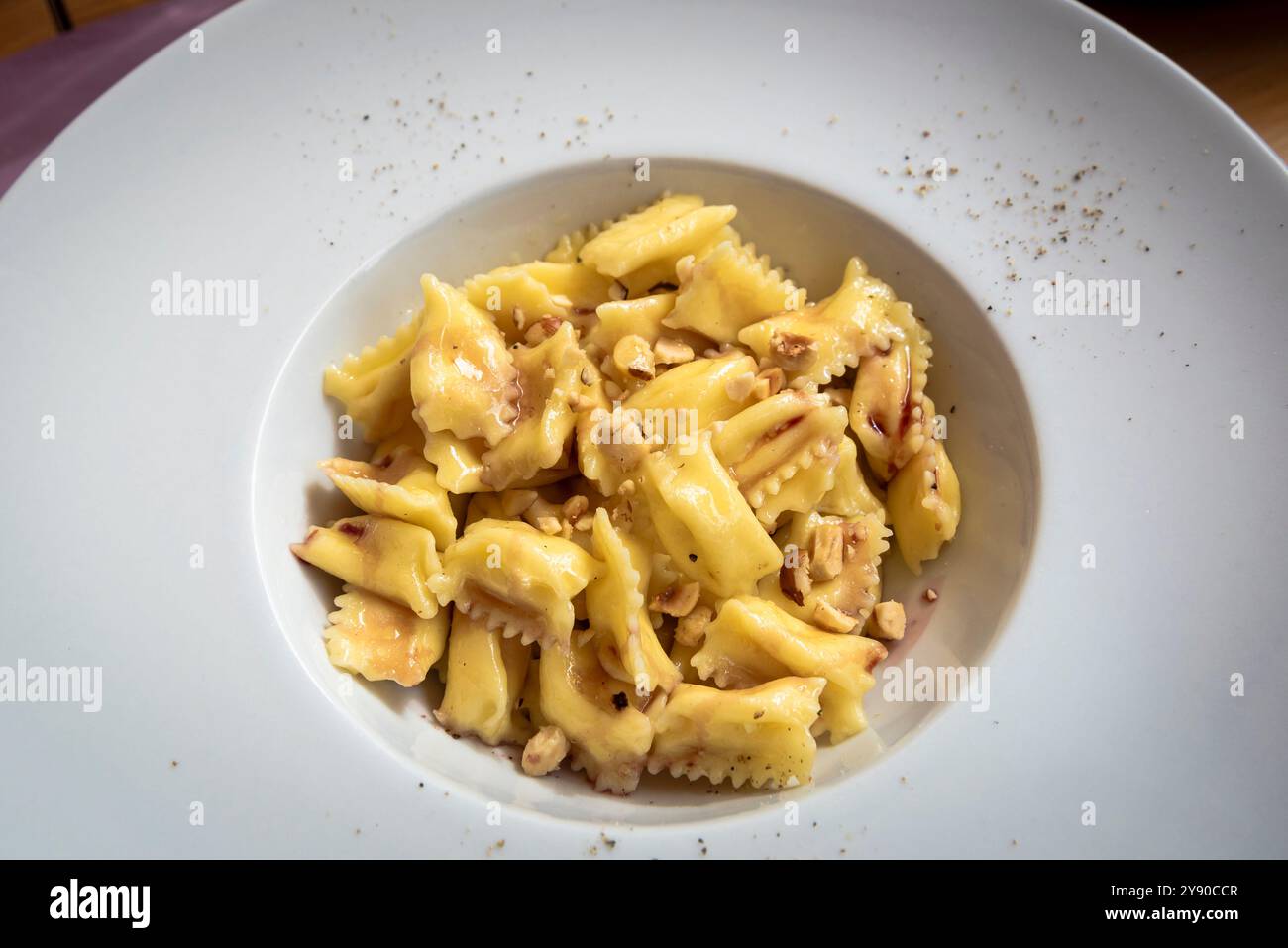 Les ravioli 'pinch', 'ravioli del plin' en langue piémontaise, sont l'un des plats de pâtes les plus typiques de la région du Piémont. Banque D'Images