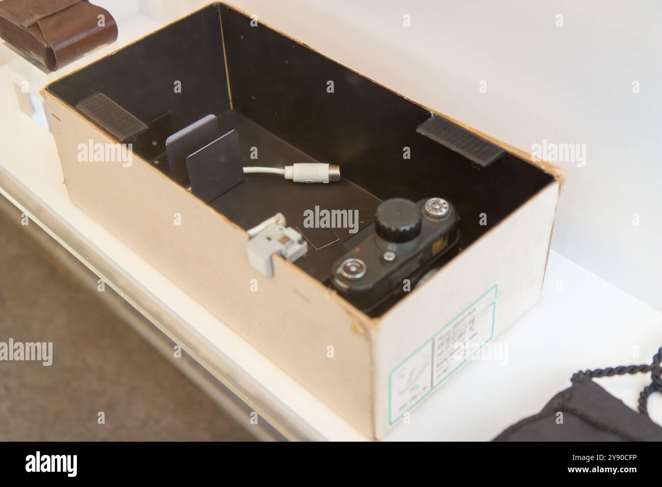 Berlin, Allemagne 1er juin 2009. Stasi Museum Shoebox caméra espion, la caméra est construite dans une boîte à chaussures Banque D'Images