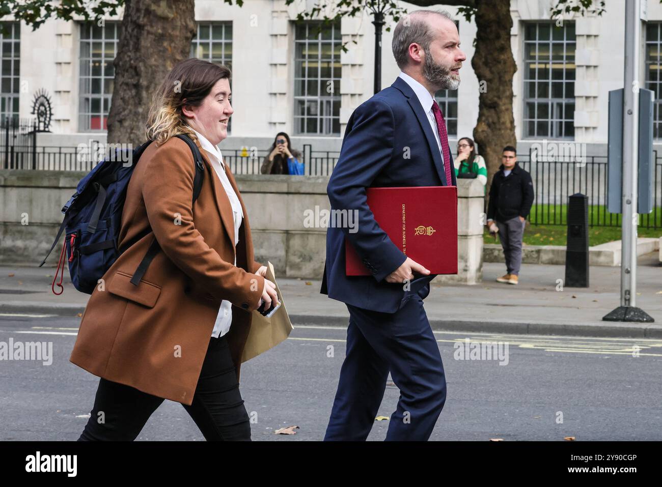 Londres, Royaume-Uni. 07 octobre 2024. Jonathan Reynolds, secrétaire aux affaires et au commerce, président de la Chambre de commerce, député Stalybridge et Hyde. Des ministres du gouvernement du Parti travailliste Starmer cet après-midi ont été vus à Downing Street et à la sortie du cabinet juste avant la déclaration du premier ministre au Parlement. Crédit : Imageplotter/Alamy Live News Banque D'Images