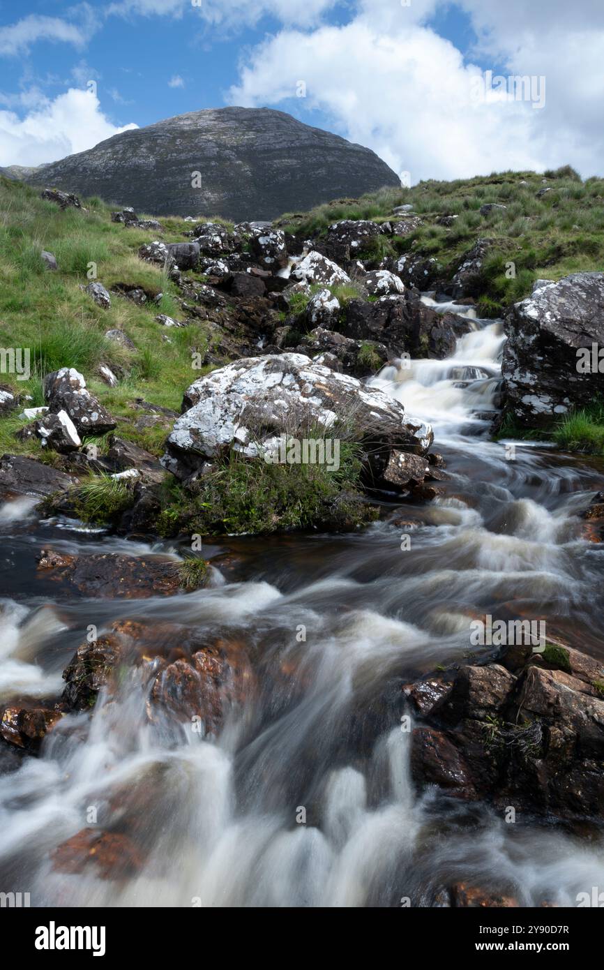 Teevnabinnia Peak illuminé par une lumière douce dans la chaîne de montagnes Maumturk, Connemara, Irlande dans la lumière douce de l'après-midi Banque D'Images