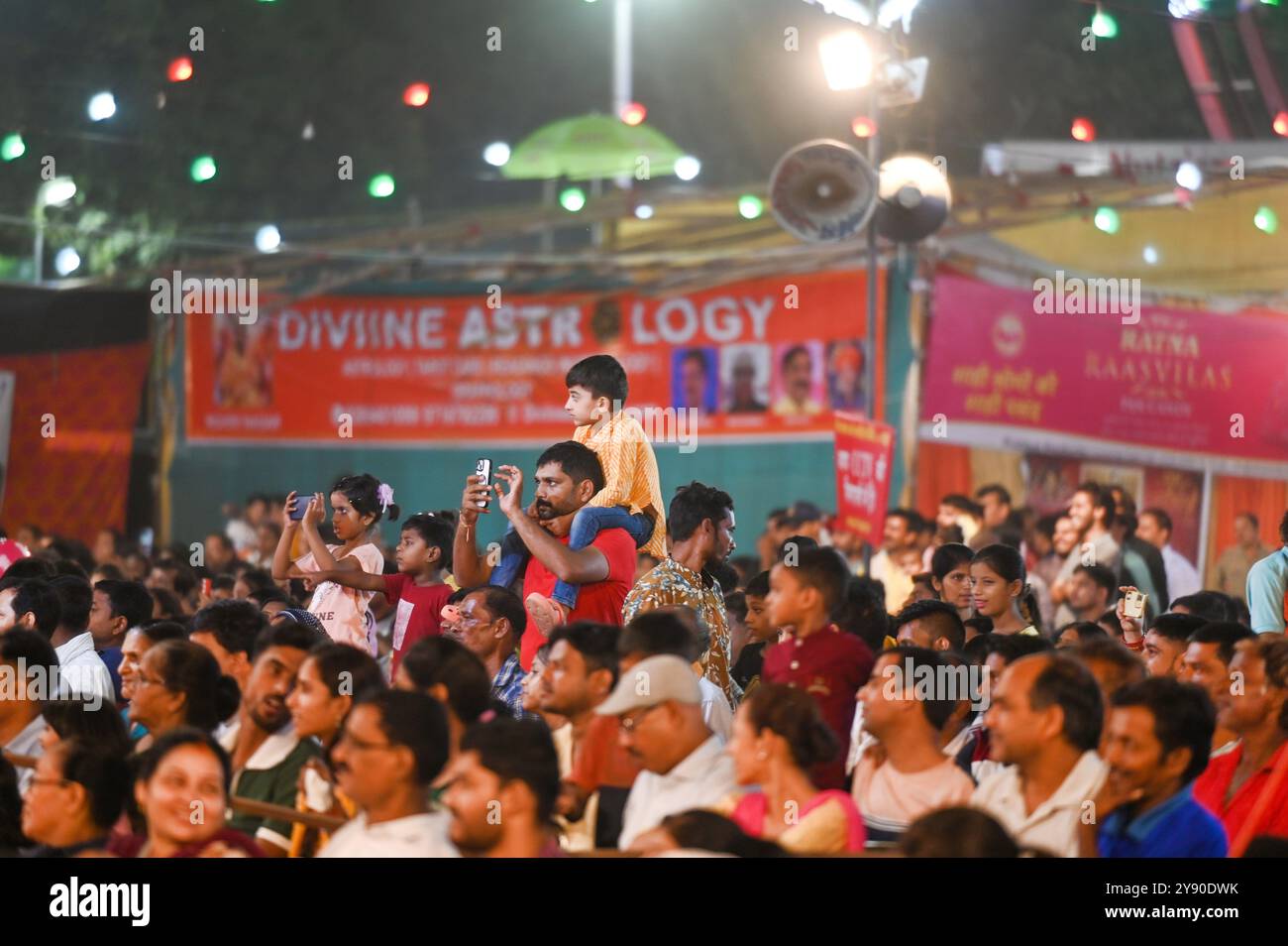 Inde. 05 octobre 2024. NOIDA, INDE - 5 OCTOBRE : les gens regardent la promulgation de Ram Sita Milan, Sita Swayam Var, Ravana Pravesh et Parshuram Samvad pendant Ramlila qui se tient au secteur 21A Ramlila Ground hier soir, le 5 octobre 2024 à Noida, Inde. Les artistes donnent vie à un conte épique d'amour et de sacrifice à travers la représentation de la vie du Seigneur Ram appelé Ramlila. (Photo de Sunil Ghosh/Hindustan Times/Sipa USA) crédit : Sipa USA/Alamy Live News Banque D'Images