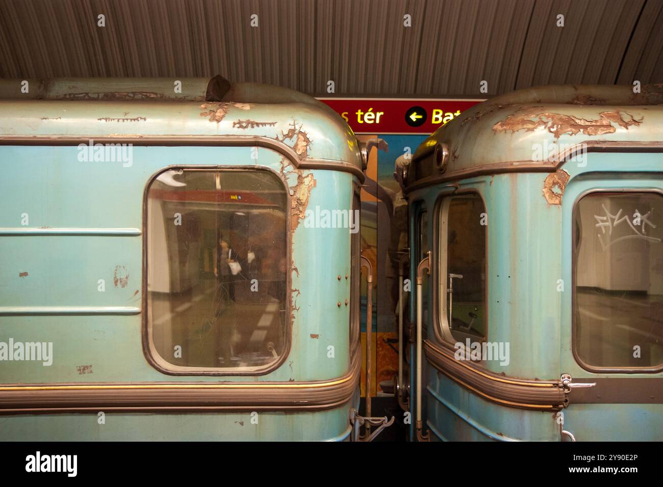 Budapest, Hongrie, 13 septembre 2008. L'extérieur d'une vieille voiture de métro rétro avec extérieur vert. Banque D'Images