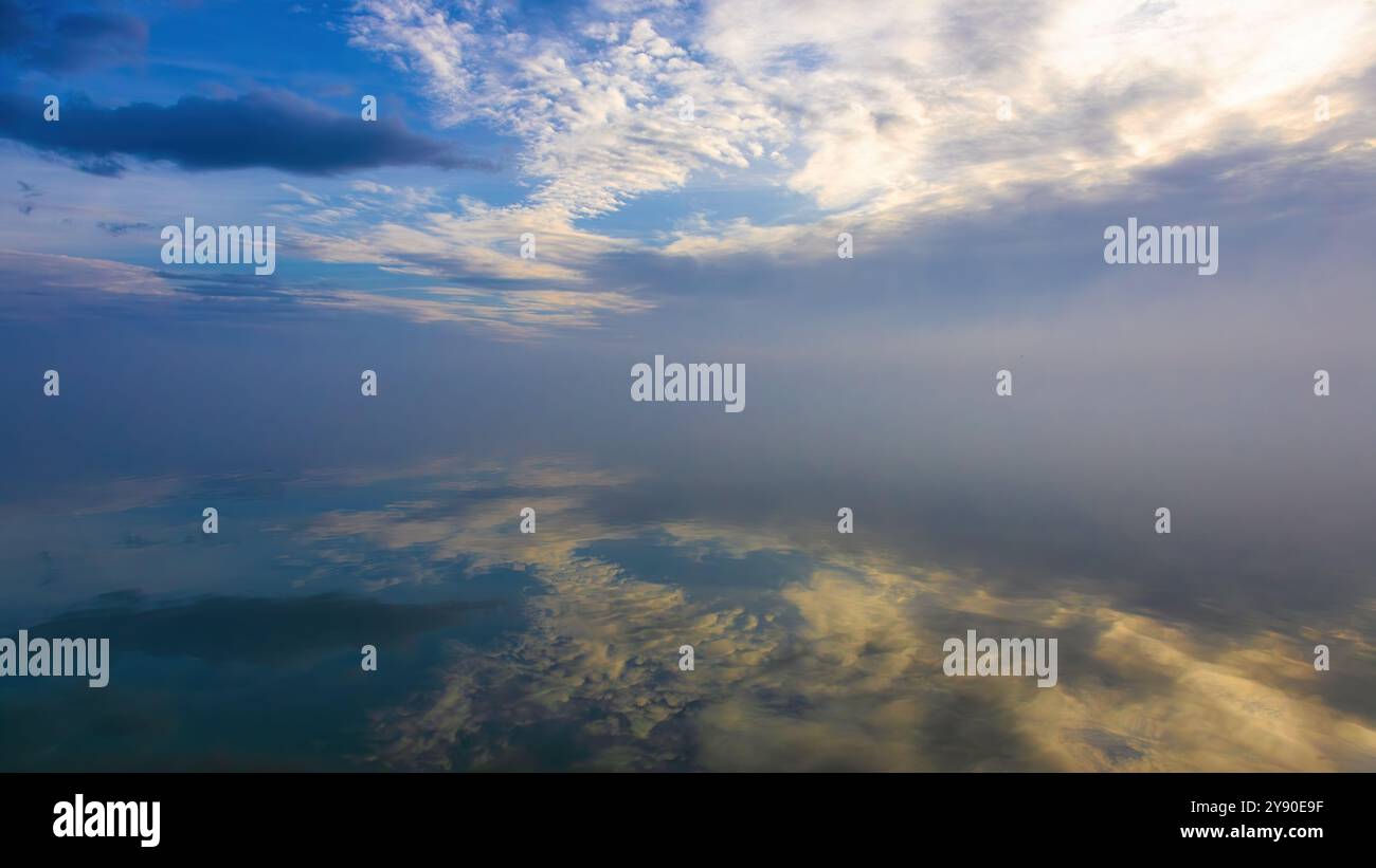 Ciel bleu avec nuages et réflexion pour le fond. Lac Balaton de Hongrie Banque D'Images
