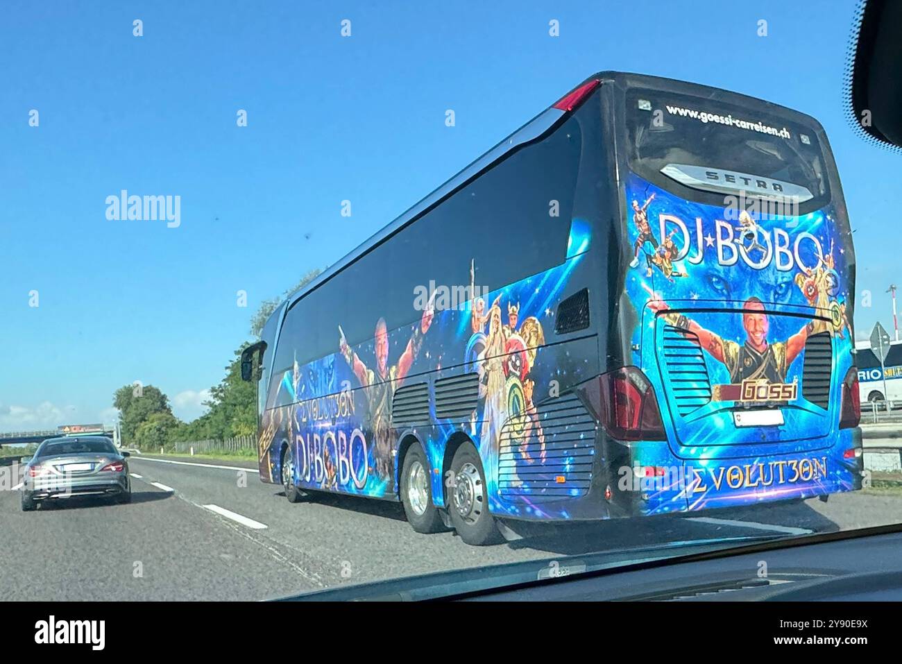 05.10.2024, xsvx, Entertainment Musik, DJ Bobo Tourbus auf der Italienischen Autobahn Italien *** 05 10 2024, xsvx, Entertainment Music, DJ Bobo tour bus sur l'autoroute italienne Italie Banque D'Images