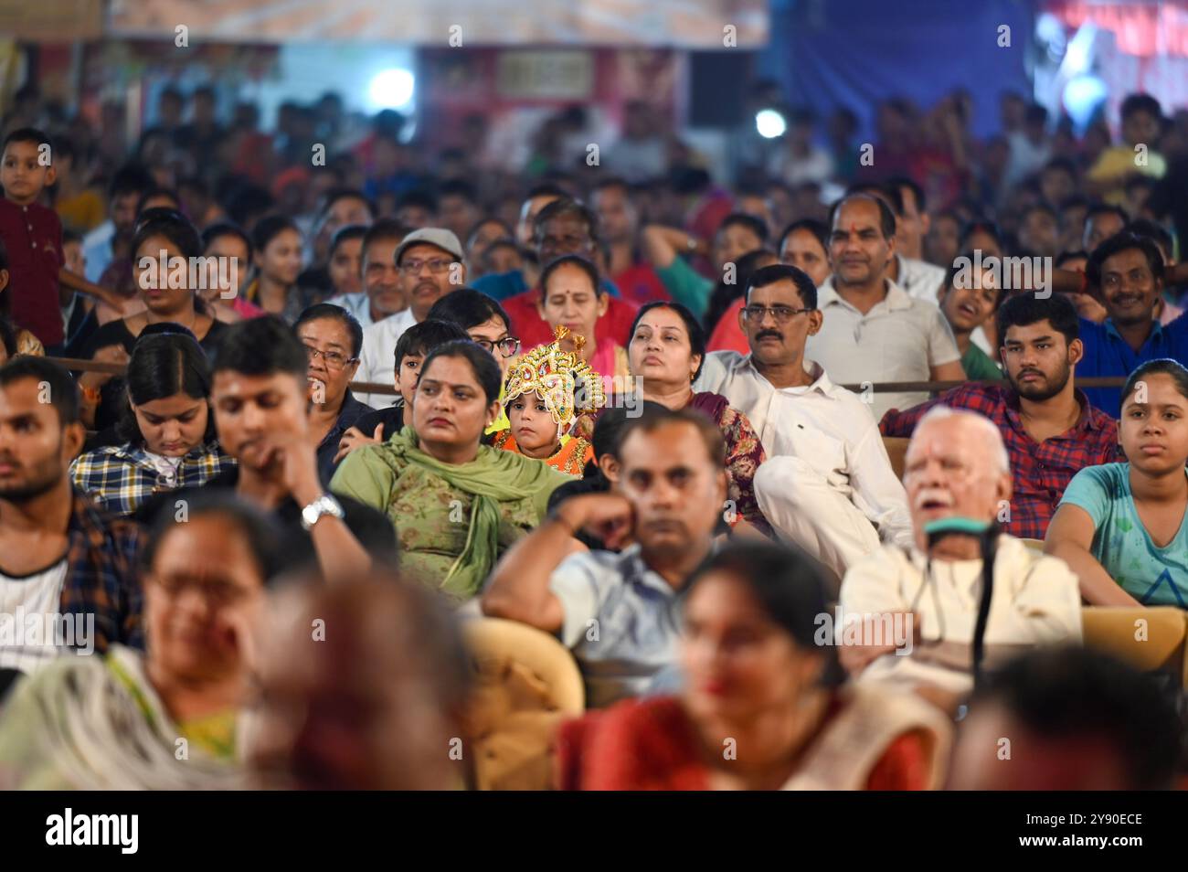 Inde. 05 octobre 2024. NOIDA, INDE - 5 OCTOBRE : les gens regardent la promulgation de Ram Sita Milan, Sita Swayam Var, Ravana Pravesh et Parshuram Samvad pendant Ramlila qui se tient au secteur 21A Ramlila Ground hier soir, le 5 octobre 2024 à Noida, Inde. Les artistes donnent vie à un conte épique d'amour et de sacrifice à travers la représentation de la vie du Seigneur Ram appelé Ramlila. (Photo de Sunil Ghosh/Hindustan Times/Sipa USA) crédit : Sipa USA/Alamy Live News Banque D'Images