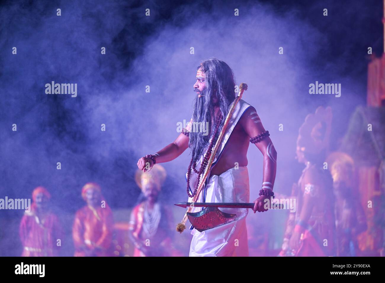 Inde. 06 octobre 2024. NOIDA, INDE - 6 OCTOBRE : artistes interprétant Ram Sita Milan, Sita Swayam Var, Ravan entry et Parshuram samvad lors d'un Ramlila au Ramlila Ground Sector 21A le 6 octobre 2024 à Noida, Inde. Les artistes donnent vie à un conte épique d'amour et de sacrifice à travers la représentation de la vie du Seigneur Ram appelé Ramlila. (Photo de Sunil Ghosh/Hindustan Times/Sipa USA) crédit : Sipa USA/Alamy Live News Banque D'Images