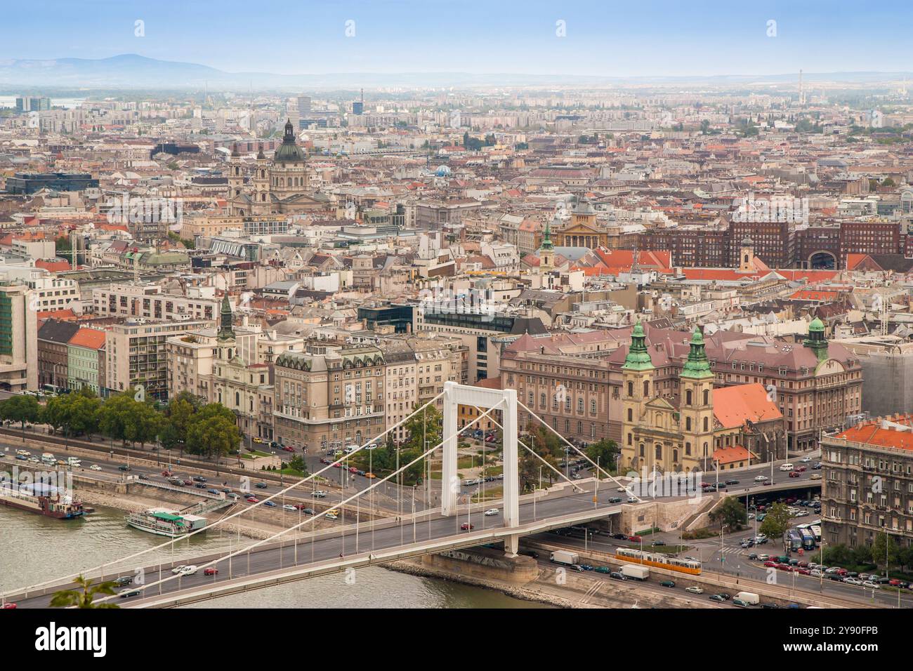 Paysage urbain en panorama de Pest à Budapest avec pont au premier plan et bâtiments, appartements et bâtiments historiques au loin. Banque D'Images