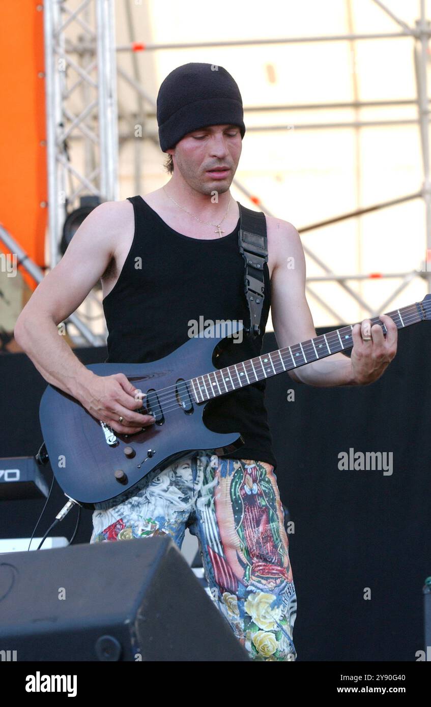 Imola Italie 15/06/2002:Sergio Vallín, guitariste du groupe de rock mexicain Maná, lors du concert au Heineken Jammin Festival 2002 Banque D'Images