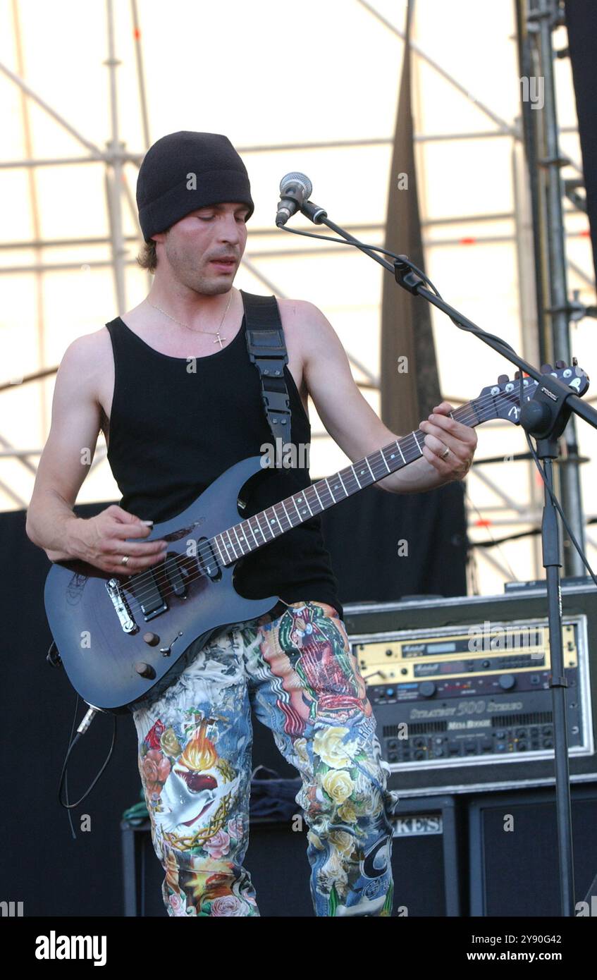 Imola Italie 15/06/2002:Sergio Vallín, guitariste du groupe de rock mexicain Maná, lors du concert au Heineken Jammin Festival 2002 Banque D'Images