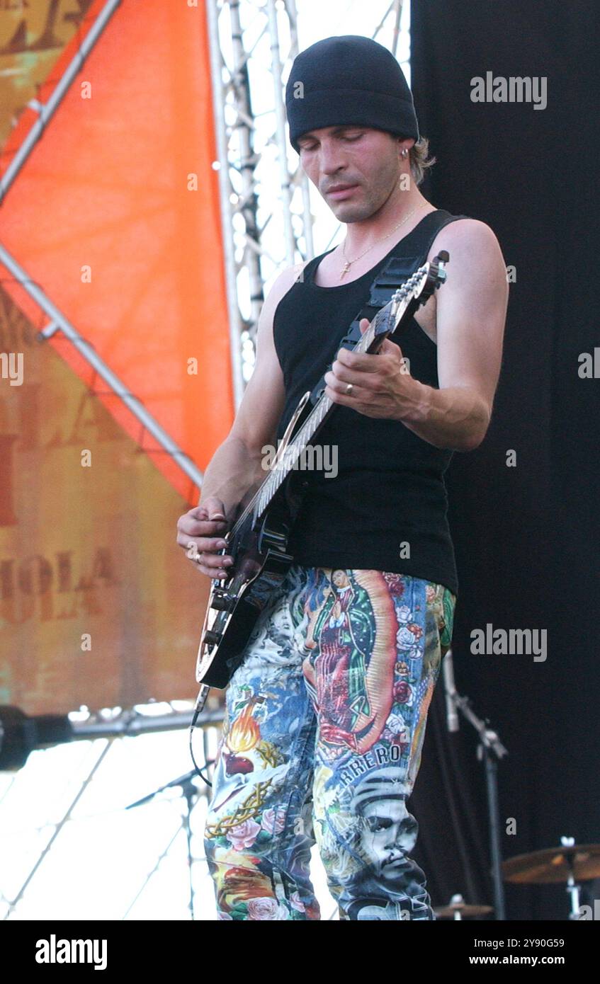 Imola Italie 15/06/2002:Sergio Vallín, guitariste du groupe de rock mexicain Maná, lors du concert au Heineken Jammin Festival 2002 Banque D'Images