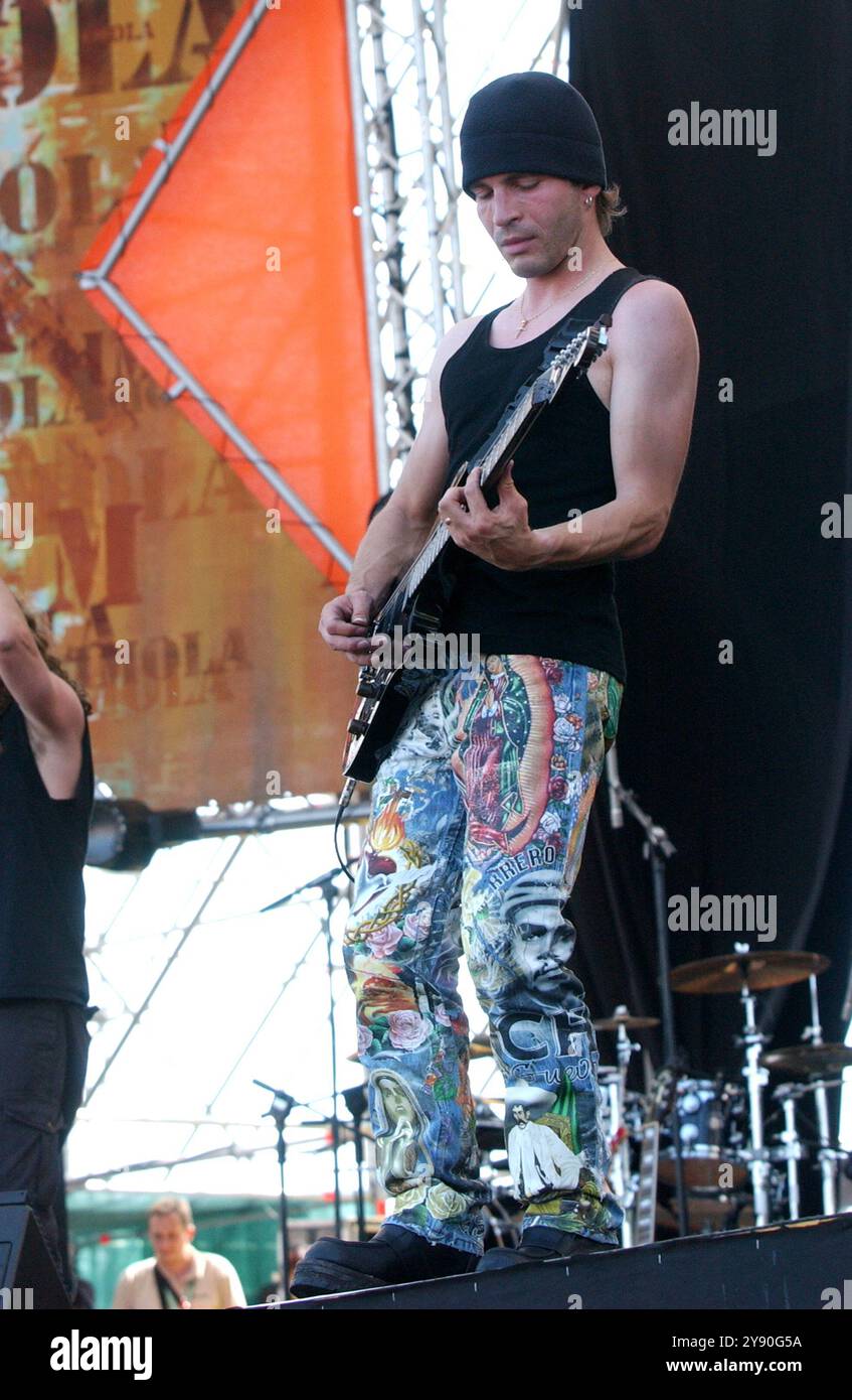 Imola Italie 15/06/2002:Sergio Vallín, guitariste du groupe de rock mexicain Maná, lors du concert au Heineken Jammin Festival 2002 Banque D'Images