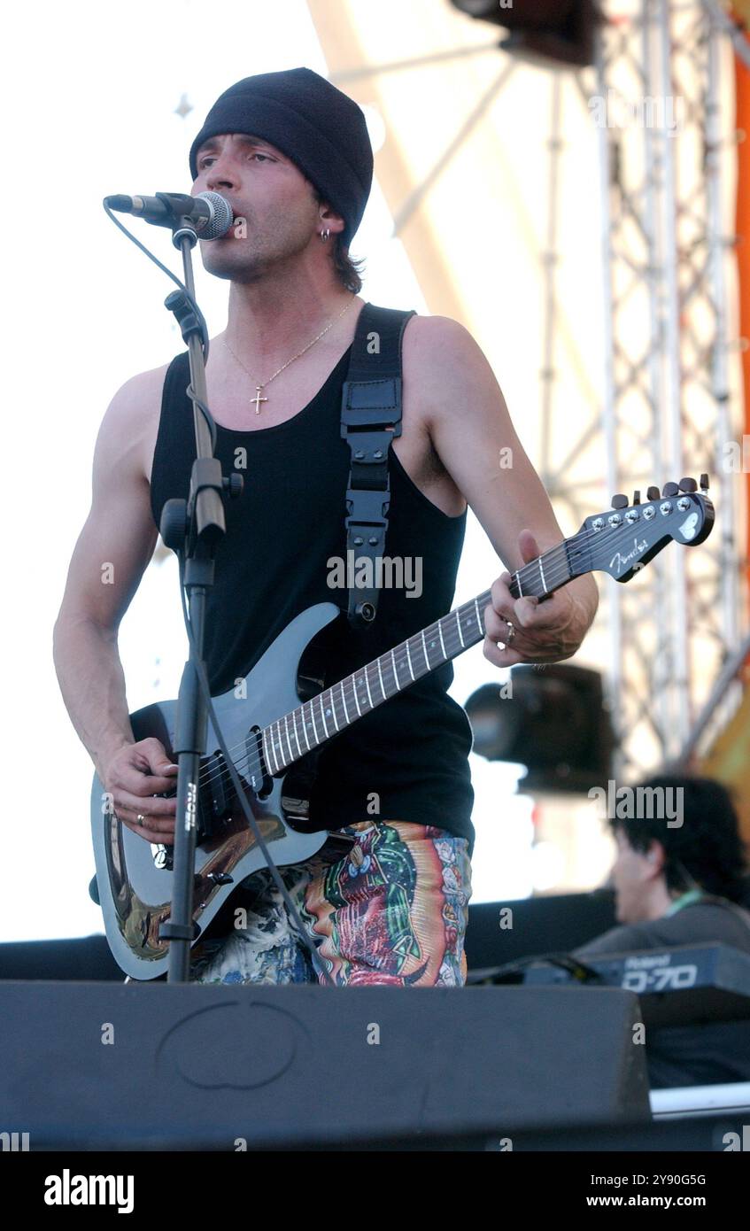Imola Italie 15/06/2002:Sergio Vallín, guitariste du groupe de rock mexicain Maná, lors du concert au Heineken Jammin Festival 2002 Banque D'Images