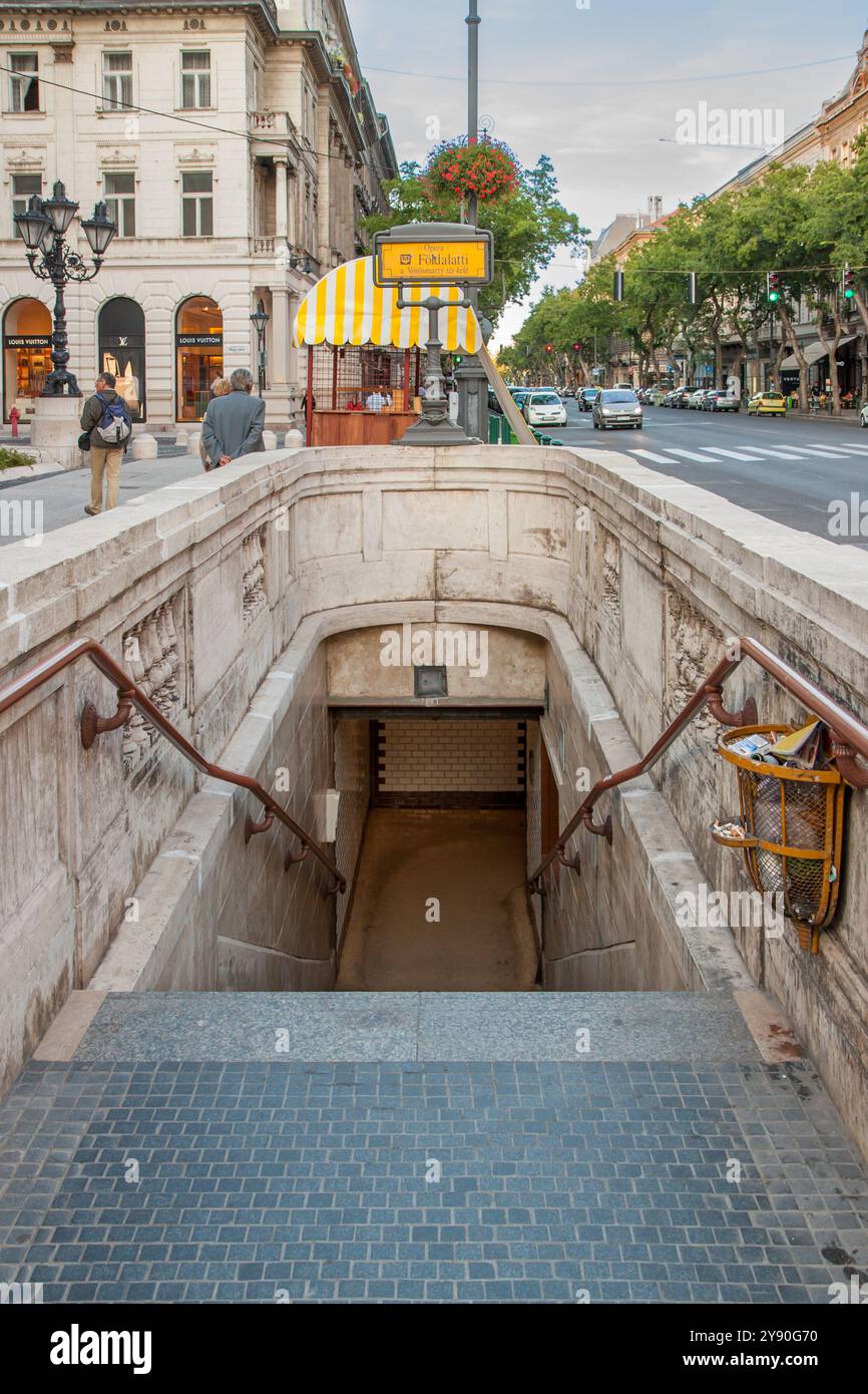 Boedapette, Hongrie 13 septembre 2008. Entrée à la station de métro par un escalier en pierre d'une rue de Budapest Banque D'Images