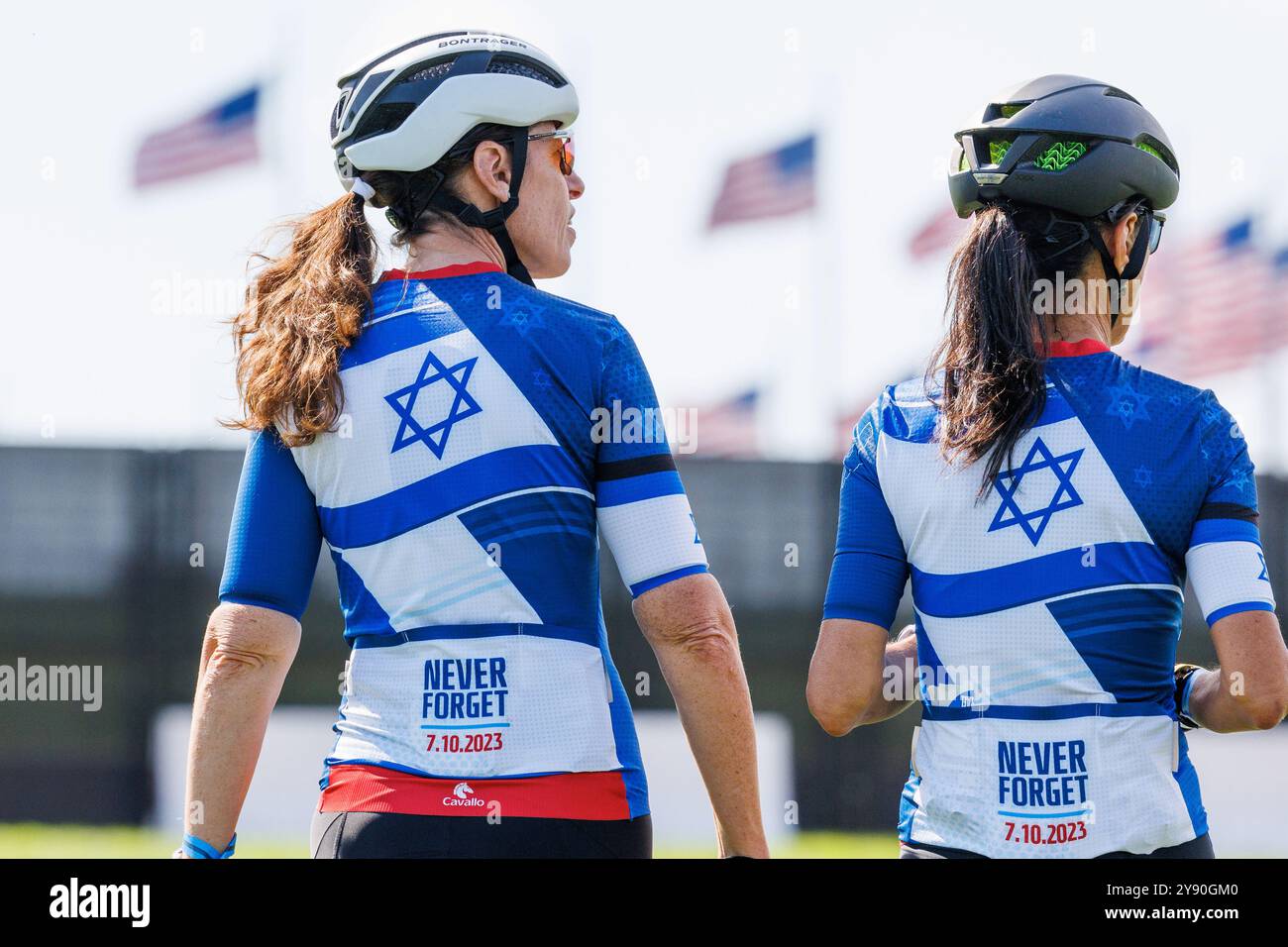 Washington DC, États-Unis. 07 octobre 2024. Les participants au rassemblement manifestent leur soutien à Israël lors d’un événement marquant le premier anniversaire de l’attaque menée par le Hamas le 7 octobre contre Israël, à Washington DC le lundi 7 octobre 2024. Crédit : Aaron Schwartz/CNP/MediaPunch crédit : MediaPunch Inc/Alamy Live News Banque D'Images