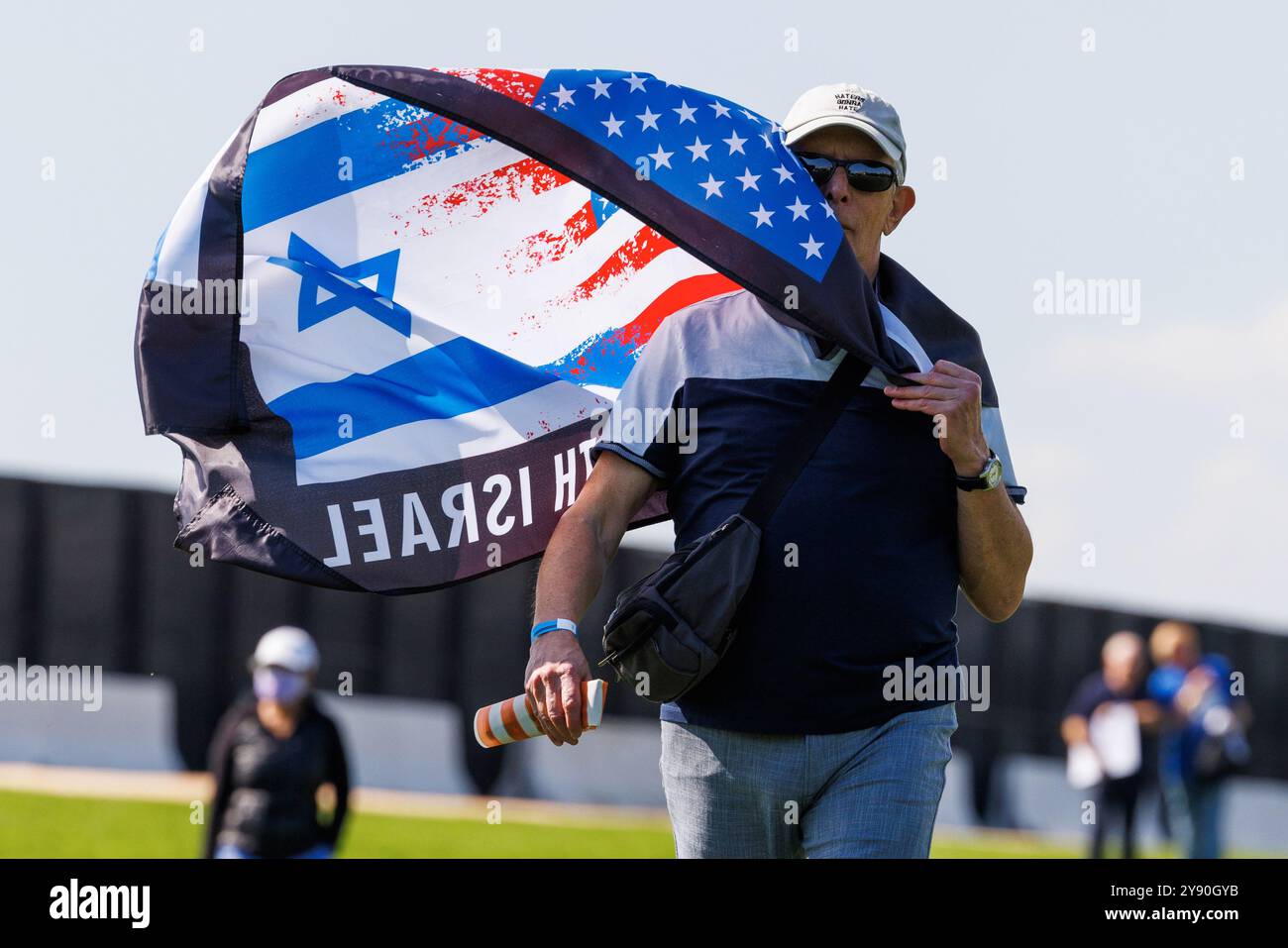 Washington DC, États-Unis. 07 octobre 2024. Les participants au rassemblement manifestent leur soutien à Israël lors d’un événement marquant le premier anniversaire de l’attaque menée par le Hamas le 7 octobre contre Israël, à Washington DC le lundi 7 octobre 2024. Crédit : Aaron Schwartz/CNP/MediaPunch crédit : MediaPunch Inc/Alamy Live News Banque D'Images