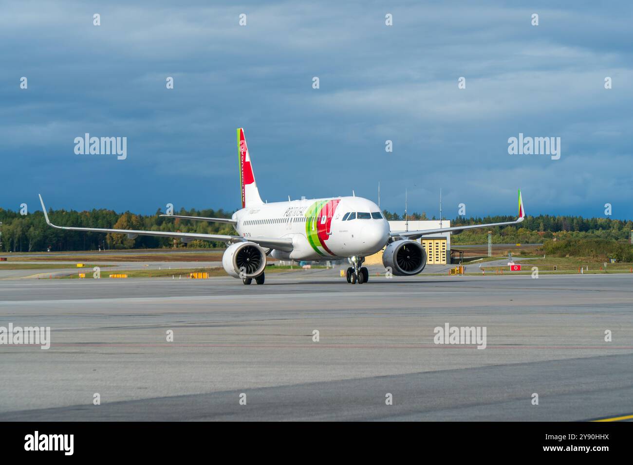 TAP Transportes Aéreos Portugueses Airbus A320 à l'aéroport de Stockholm Arlanda sur l'aire de trafic. Nuageux, lumière vive. Banque D'Images