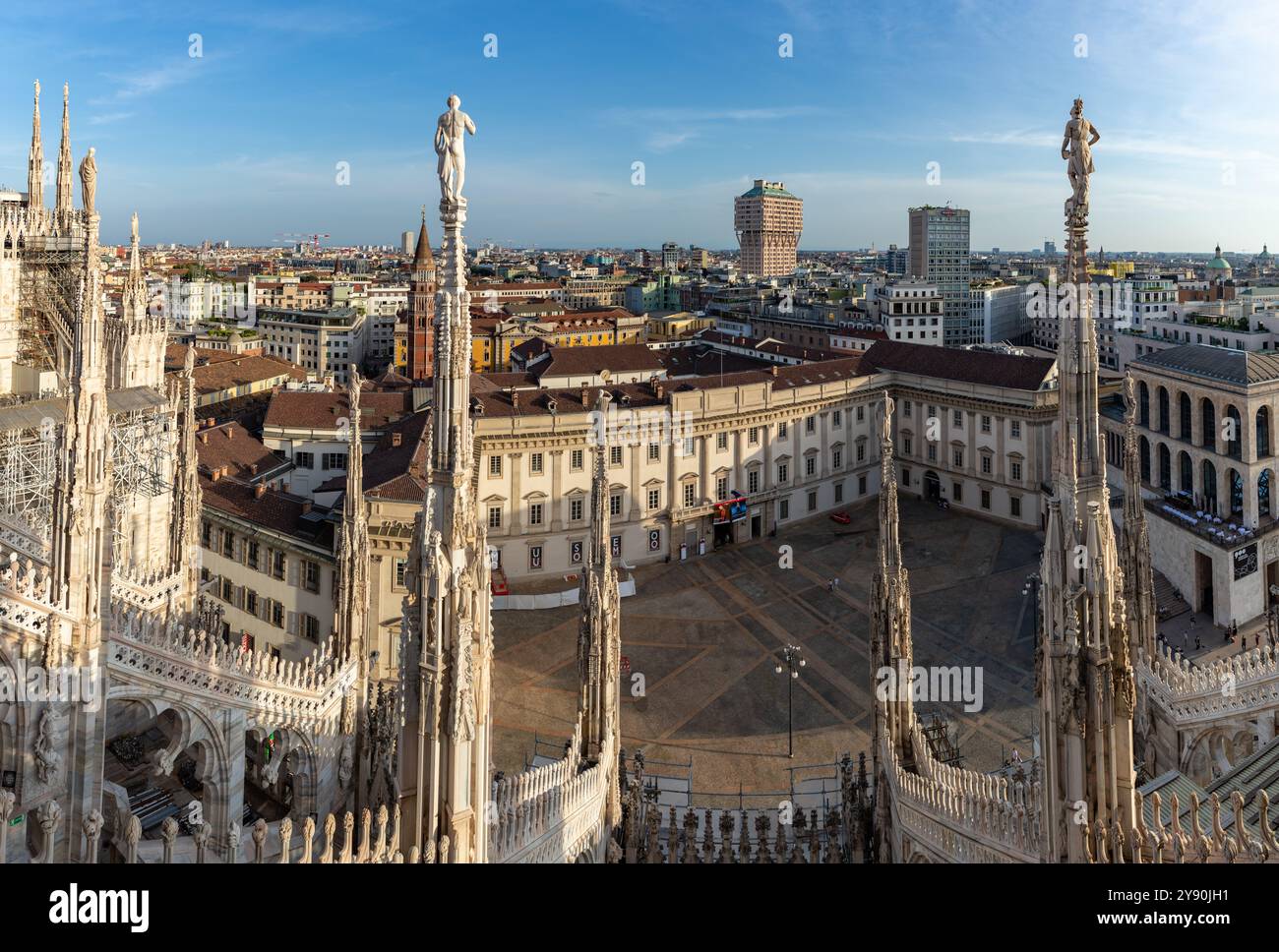Photo du Duomo di Milano ou de la cathédrale de Milan, clochers et statues surplombant le Palazzo Reale di Milano. Banque D'Images