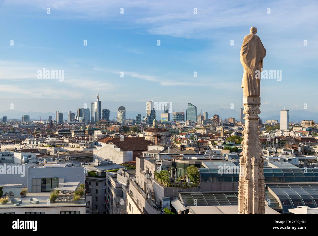 Photo d'un dôme de Milan ou d'une statue sur le toit de la cathédrale de Milan surplombant le quartier des affaires de Porta Nuova. Banque D'Images