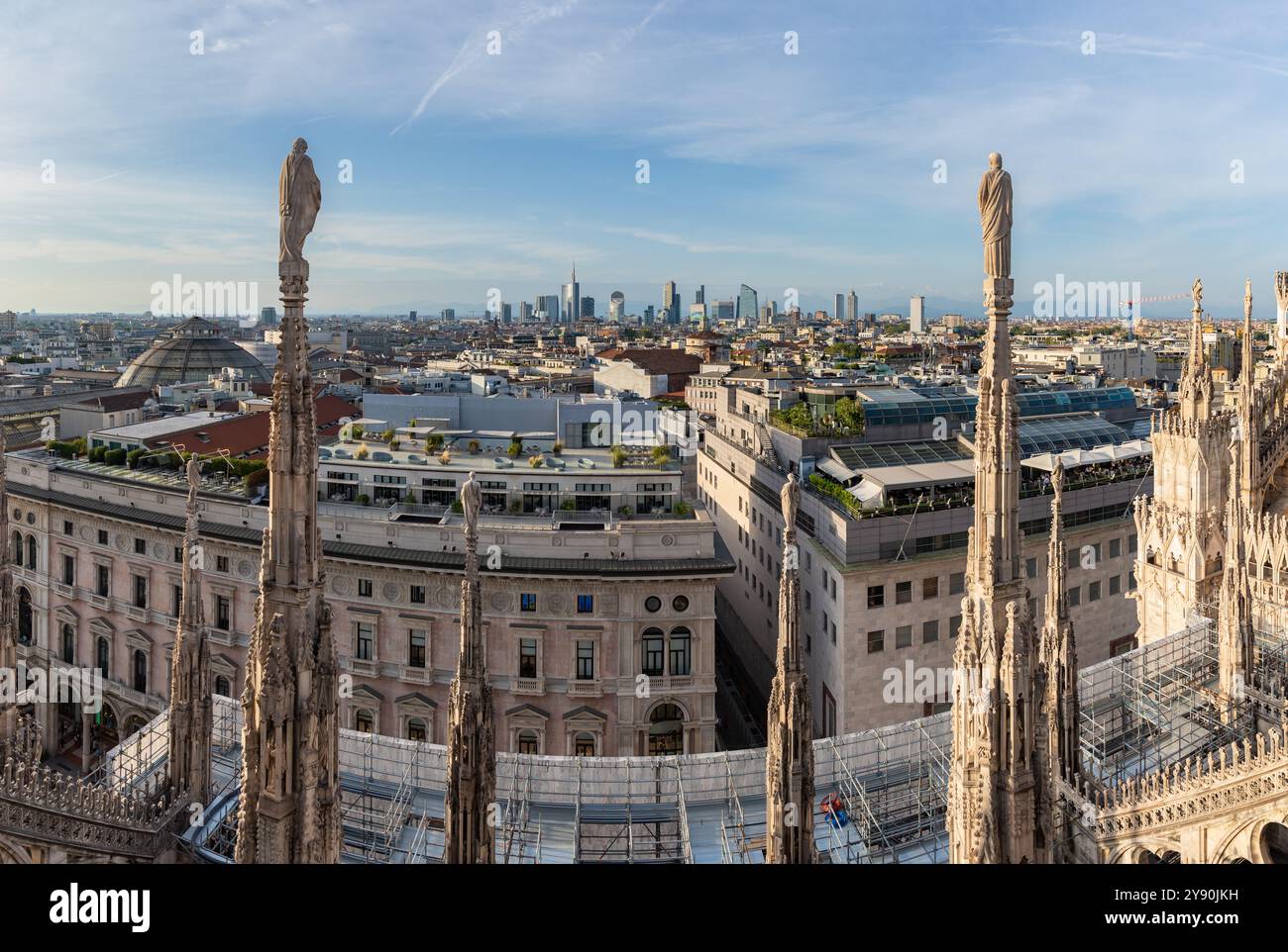 Une photo du Duomo di Milano ou de la cathédrale de Milan, des clochers et des statues surplombant le quartier des affaires de Porta Nuova. Banque D'Images