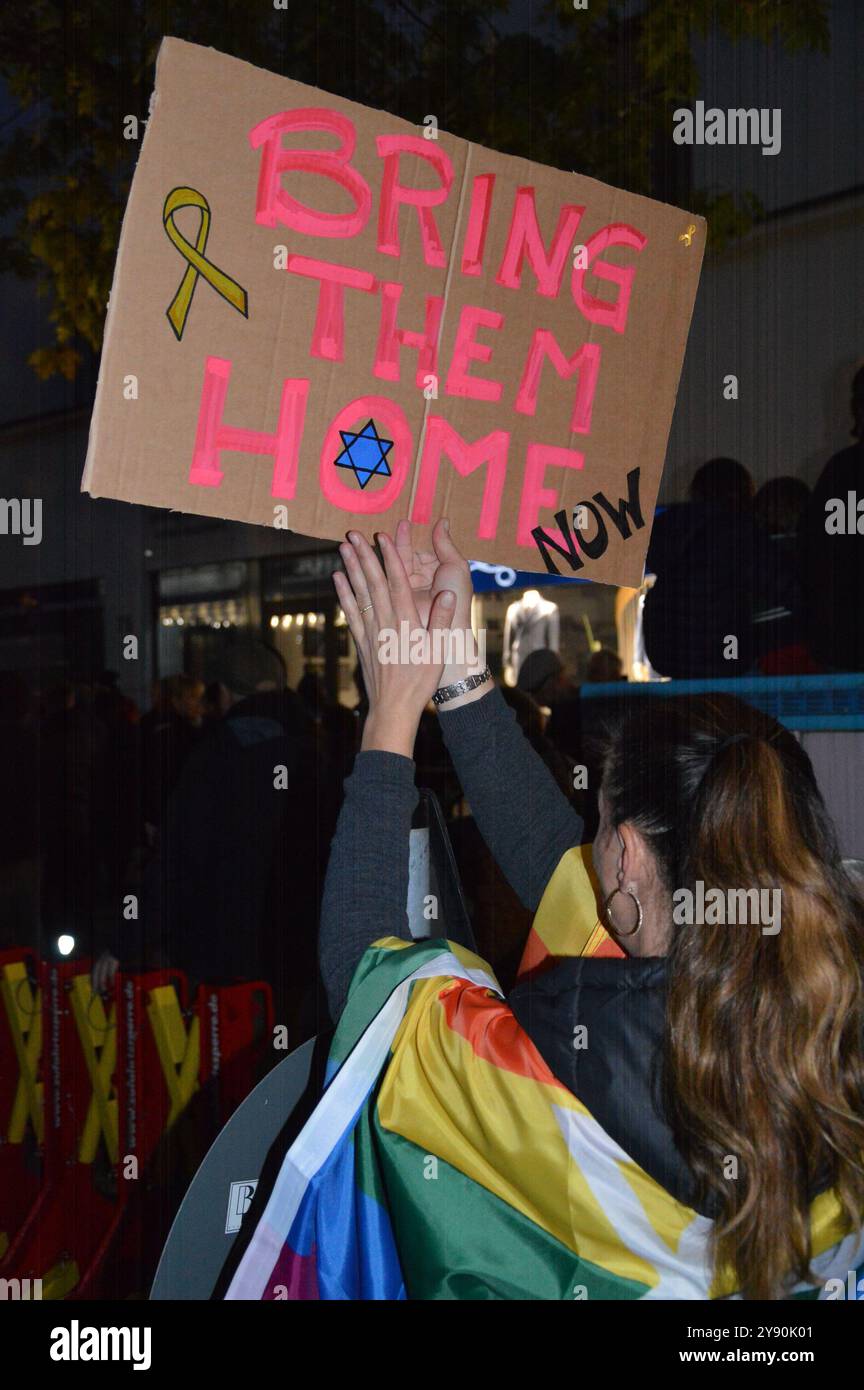 Berlin, Allemagne - 7 octobre 2024 - Berlin commémore à Fasanenstrasse devant la communauté juive qui célèbre l'anniversaire du massacre d'Israël par le Hamas. (Photo de Markku Rainer Peltonen) Banque D'Images