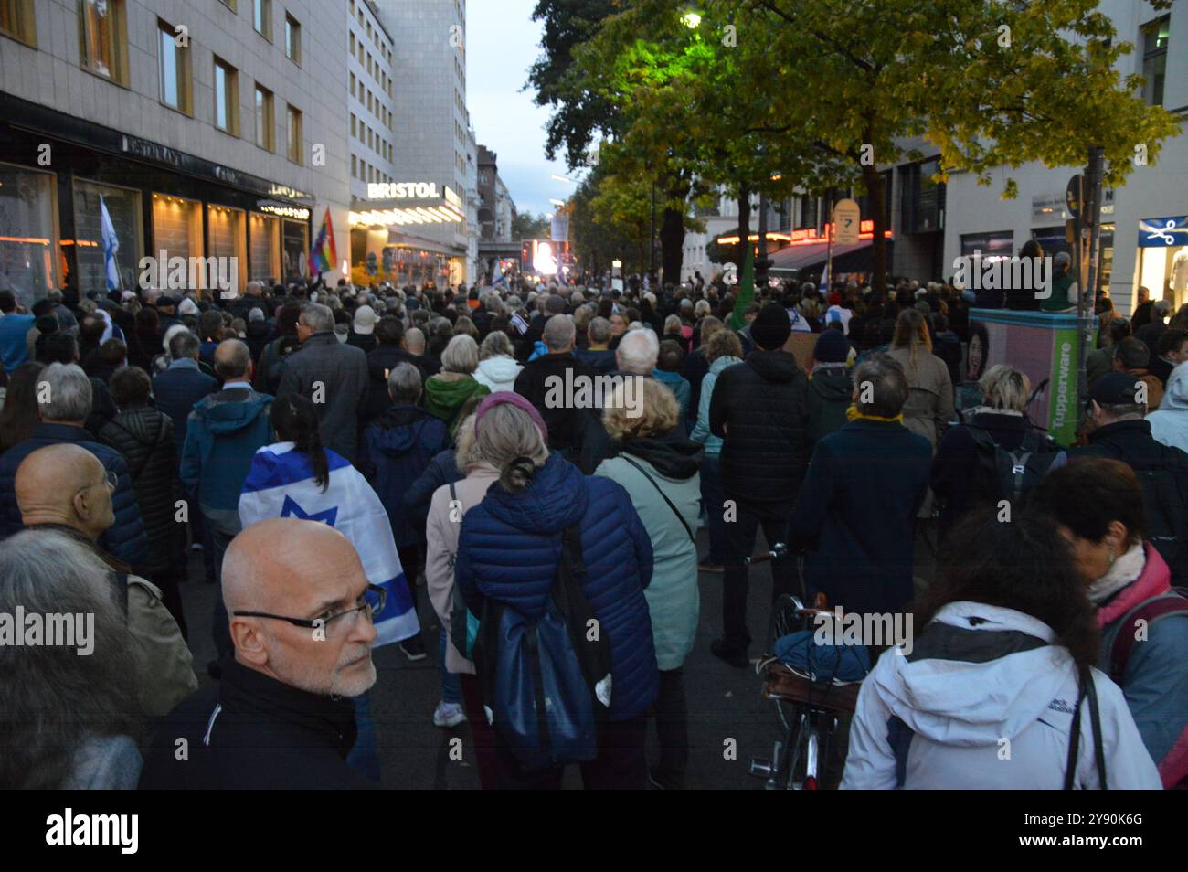 Berlin, Allemagne - 7 octobre 2024 - Berlin commémore à Fasanenstrasse devant la communauté juive qui célèbre l'anniversaire du massacre d'Israël par le Hamas. (Photo de Markku Rainer Peltonen) Banque D'Images