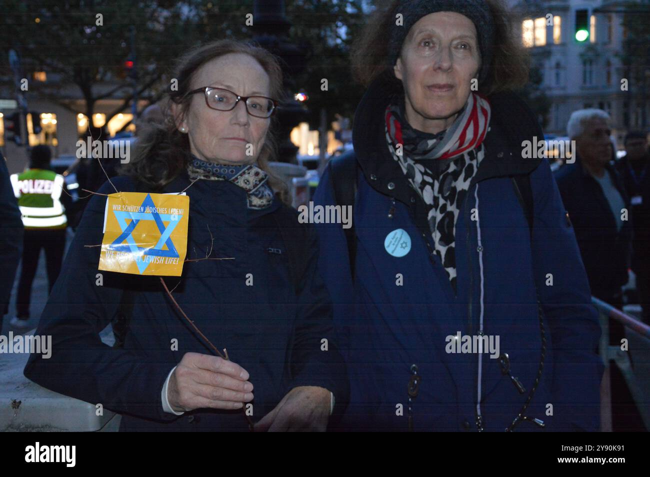 Berlin, Allemagne - 7 octobre 2024 - Berlin commémore à Fasanenstrasse devant la communauté juive qui célèbre l'anniversaire du massacre d'Israël par le Hamas. (Photo de Markku Rainer Peltonen) Banque D'Images