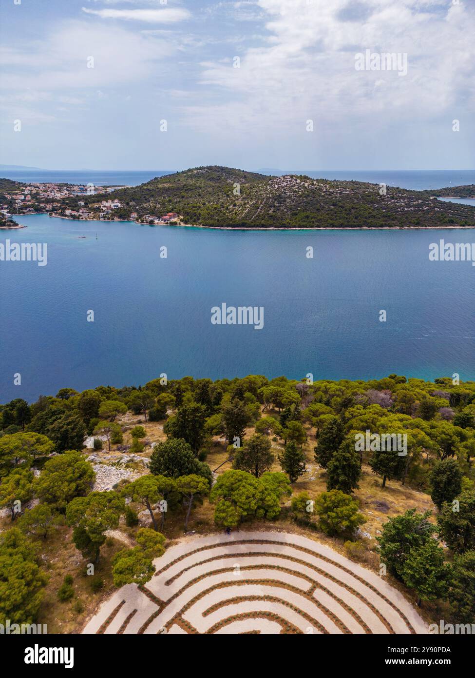 Labyrinthe de lavande au sommet de la colline au-dessus de la mer, à Rogoznica, Croatie, photographié d'en haut avec un drone Banque D'Images