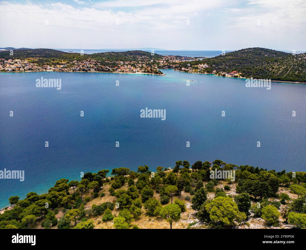 Vue aérienne de Razanj, avec une vaste mer ouverte et des îles lointaines à l'horizon, dans la ville de Rogoznica, Croatie Banque D'Images