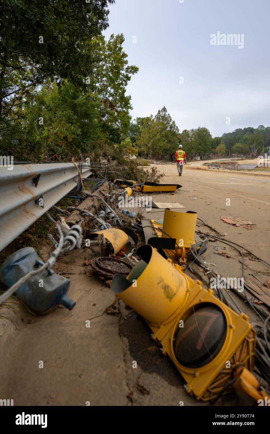 Asheville, États-Unis. 05 octobre 2024. Lignes électriques détruites et infrastructures endommagées le long du centre-ville par les inondations causées par l'ouragan Helene, le 5 octobre 2024 à Asheville, Caroline du Nord. Crédit : Charles Delano/USACE photo/Alamy Live News Banque D'Images