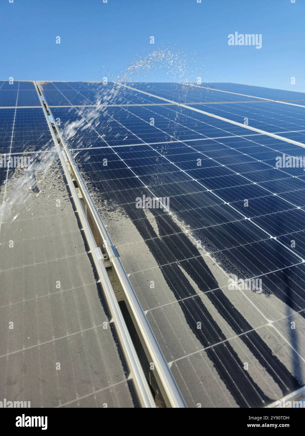 Les modules photovoltaïques avec de la poussière doivent être nettoyés, les zones désertiques ont reçu des tempêtes de sable pendant les saisons et l'année à plusieurs reprises qui couvre le module et le preven Banque D'Images
