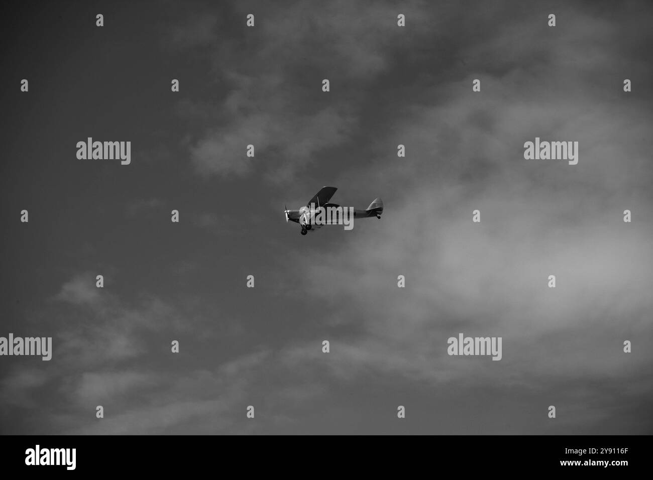 Avion léger biplan survolant les North York Moors Banque D'Images