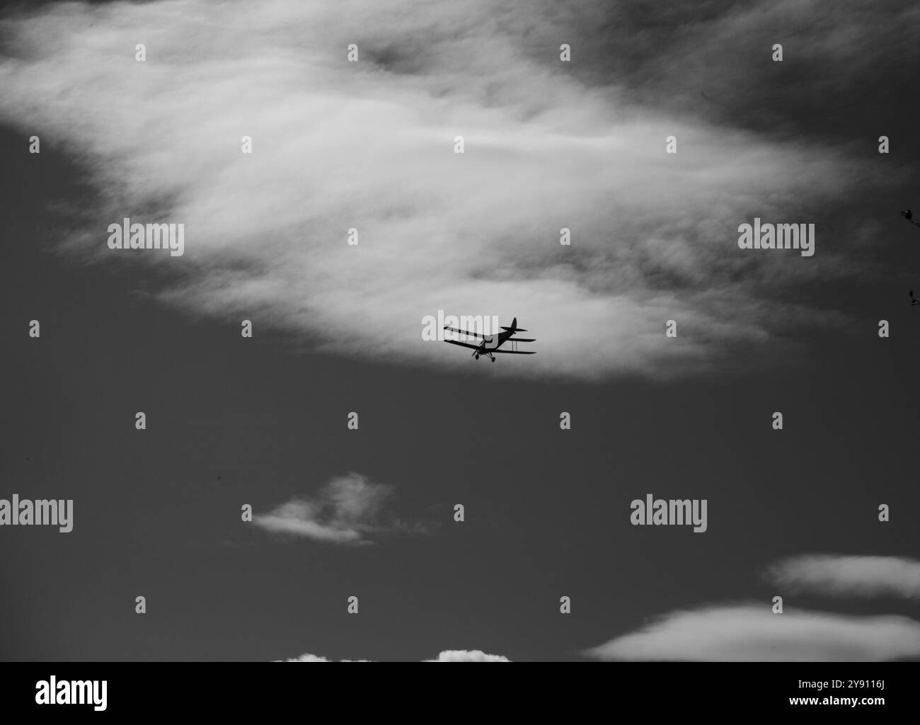 Avion léger biplan survolant les North York Moors Banque D'Images