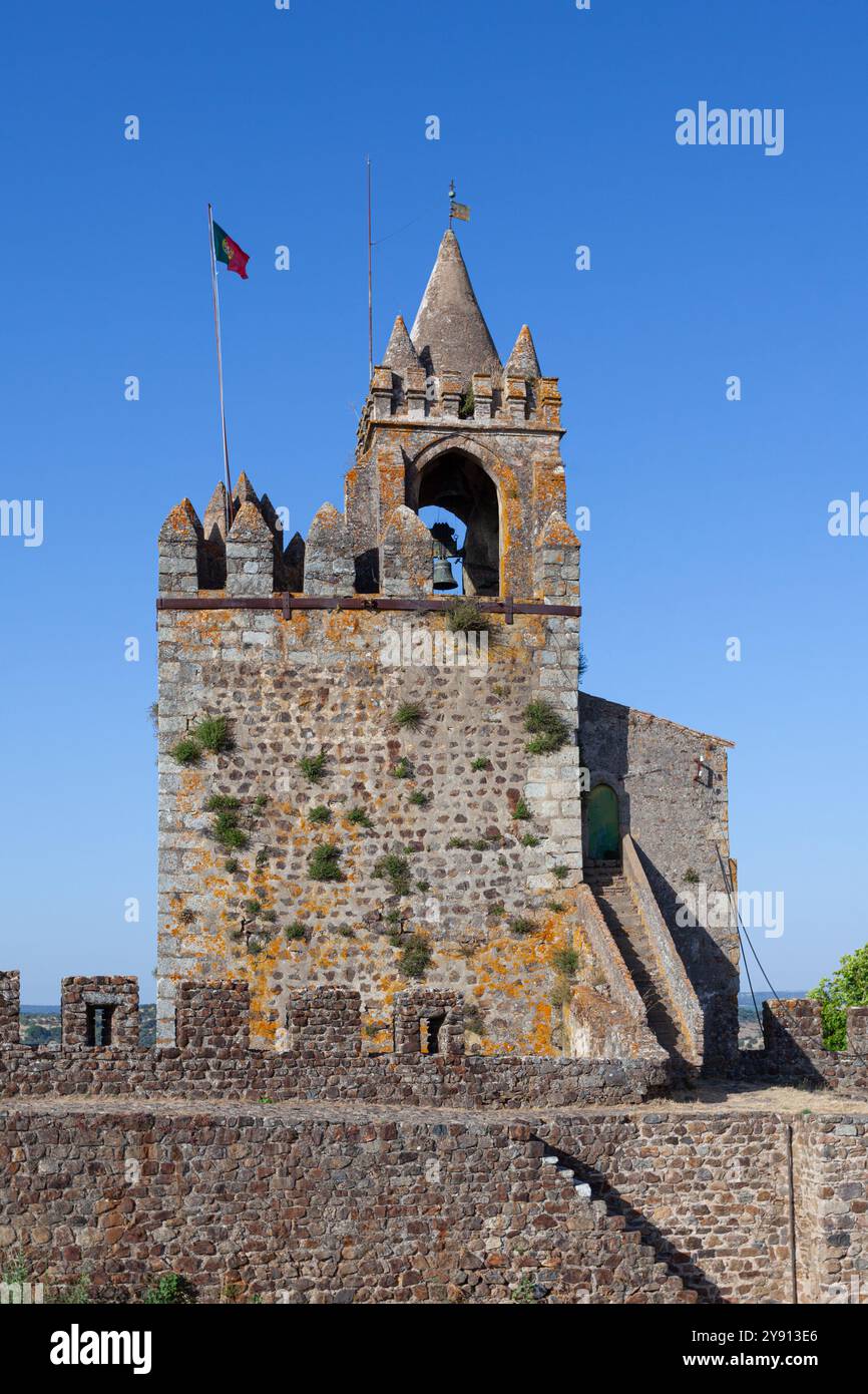 Château de Montemor-O-Novo (Castelo de Montemor-O-Novo) avec son emblématique clocher et son mur fortifié, Alentejo, Portugal Banque D'Images