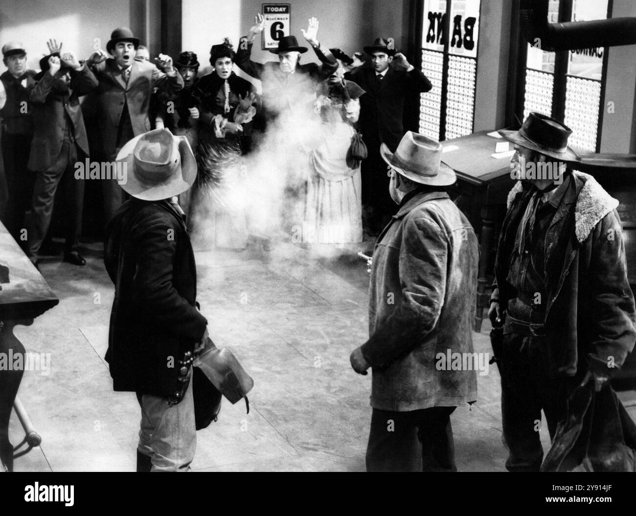 Noah Beery, Jr. (vue arrière gauche), Broderick Crawford (vue arrière centrale), John Dehner (vue arrière droite), sur le plateau du film WESTERN, 'The Fastest Gun Alive', MGM, 1956 Banque D'Images