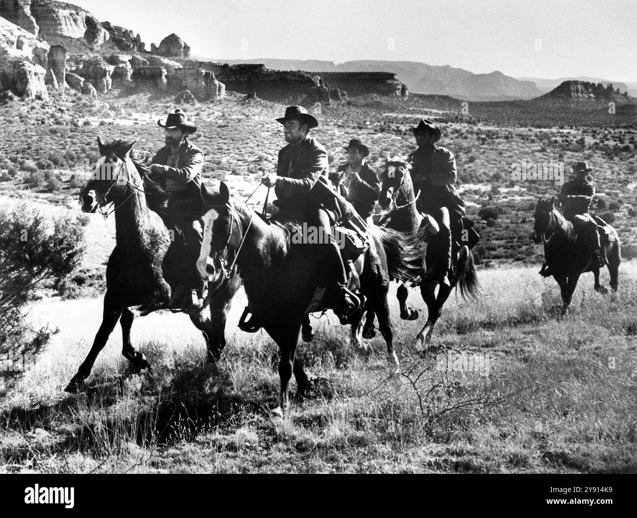 Jack Elam, Henry Fonda, sur le plateau du film WESTERN, 'Firecek', Warner Bros-Seven Arts, 1968 Banque D'Images